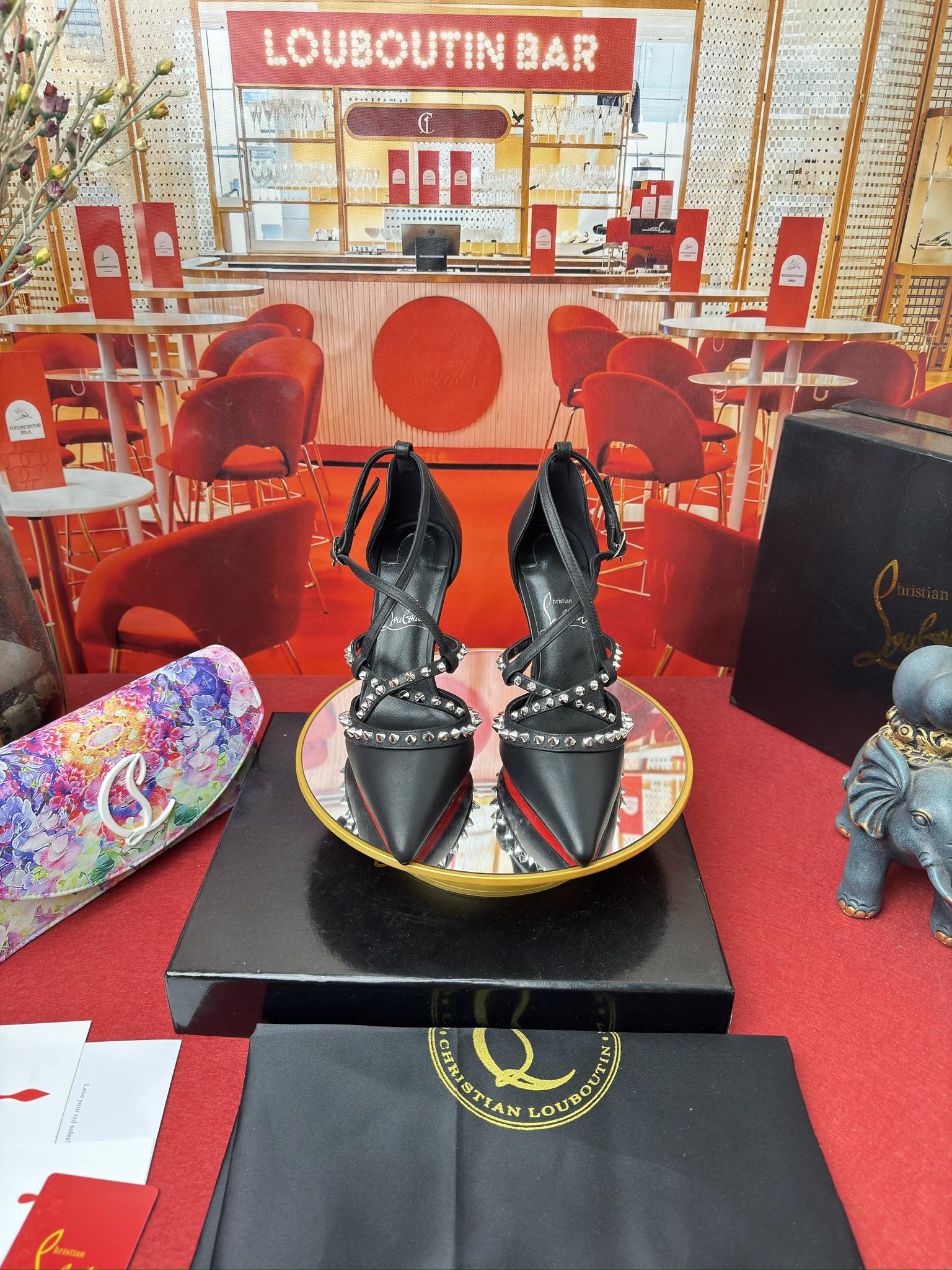 NO:166258,Spike cross sandals w. RMB size 34 size - 43 (34.40.41.42.43. Custom made no return or exchange) Heel10 cm Colour black (can be customized many colors) Material Imported cowhide upper The inner lining is made of Italian imported mixed sheepskin Outsole Original Italian middle top leather outsole, high heels, manolo blahnik, christian louboutin, sandals, high heels, cowhide, sheepskin, Leather soles19860909尖钉交叉凉鞋w.  RMB size34码-43码（34.40.41.42.43.定做不退不换） Heel10 cm Colour黑色（可以订做很多颜色） 材料 鞋面进口牛皮 内里采用意大利进口混种羊皮 大底原版意大利进中顶级真皮大底,高跟鞋,manolo blahnik,christian louboutin,sandals,high heels,cowhide,sheepskin,Leather soles,Women's Shoes