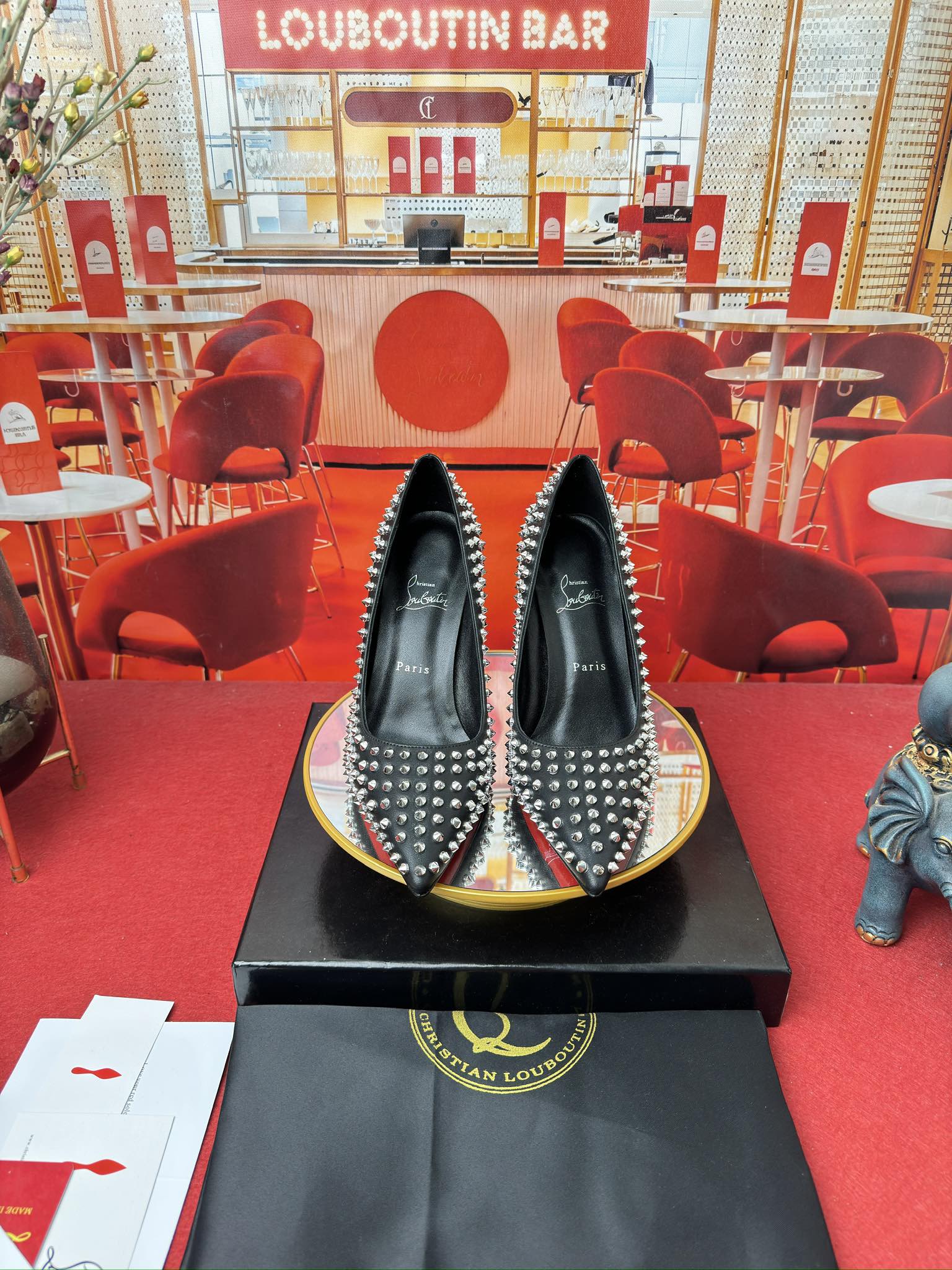 NO:166261,Banana heel full-spiked single shoes w. RMB size 34 size - 43 size (34.40.41.42.43. Custom made no return or exchange) Heel10 cm Colour black, silver material imported cowhide upper, the inner lining is made of Italian imported mixed-bred sheepskin outsole original Italian mid-to-mid-high leather outsole, high heels, manolo blahnik, christian louboutin, high heels, cowhide, sheepskin, Leather soles19860909香蕉跟满钉单鞋w.  RMB size34码-43码（34.40.41.42.43.定做不退不换） Heel10 cm Colour黑色,银色 材料 鞋面进口牛皮 内里采用意大利进口混种羊皮 大底原版意大利进中顶级真皮大底,高跟鞋,manolo blahnik,christian louboutin,high heels,cowhide,sheepskin,Leather soles,Women's Shoes