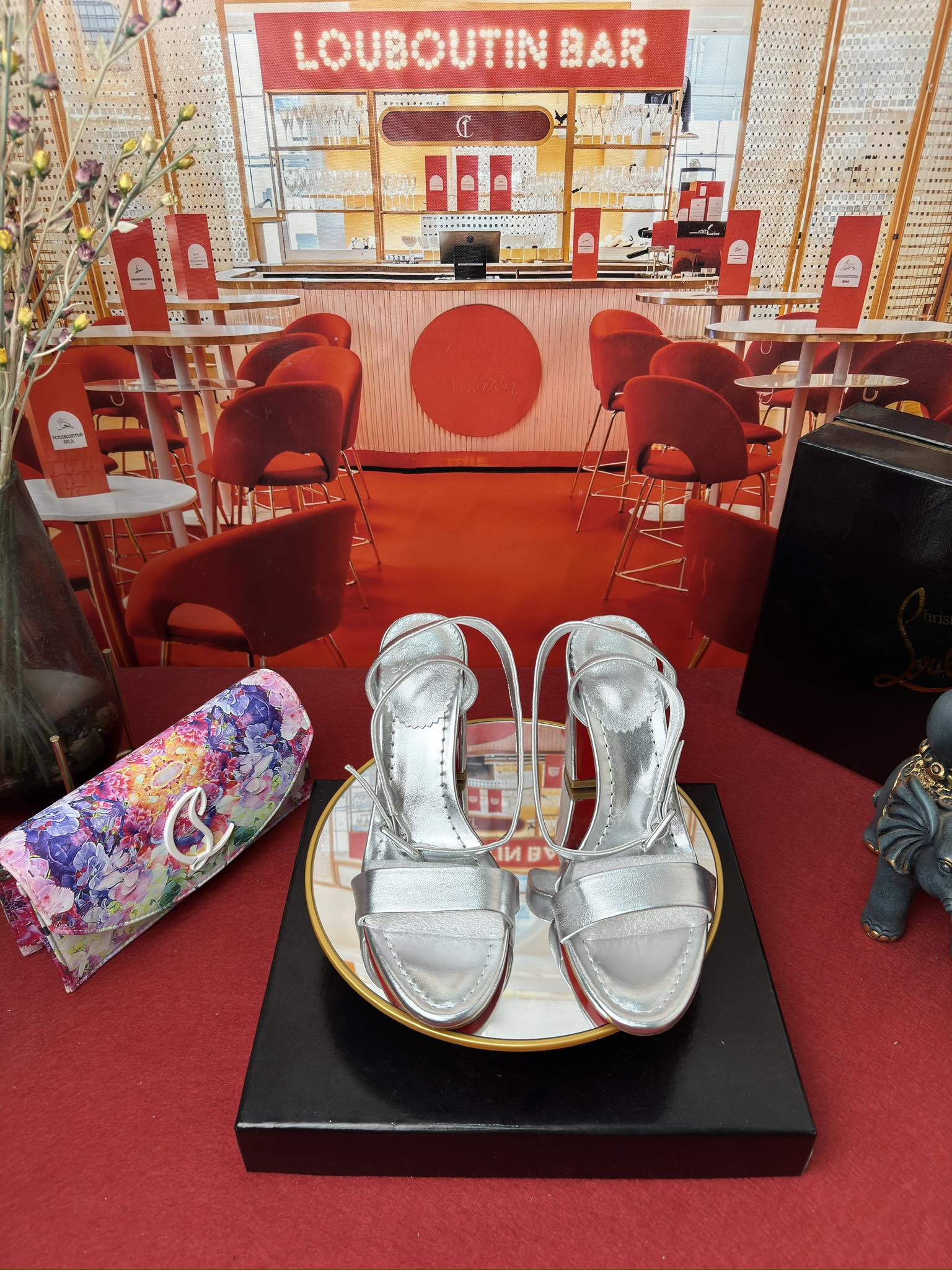 NO:166270,Thick heel sandals w. RMB size 34 size - 43 (34.40.41.42.43. Custom made no return or exchange) Heel8.5cm Colour black, gold, silver Material Imported cowhide/paper leather The inner lining is imported from Italy mixed-bred sheepskin outsole original Italian mid-to-mid-top genuine leather outsole, high heels, manolo blahnik, christian louboutin, sandals, high heels, cowhide, sheepskin, Leather soles19860909粗跟凉鞋w.  RMB size34码-43码（34.40.41.42.43.定做不退不换） Heel8.5cm Colour黑色,金色,银色 材料 鞋面进口牛皮/漆皮 内里采用意大利进口混种羊皮 大底原版意大利进中顶级真皮大底,高跟鞋,manolo blahnik,christian louboutin,sandals,high heels,cowhide,sheepskin,Leather soles,Women's Shoes