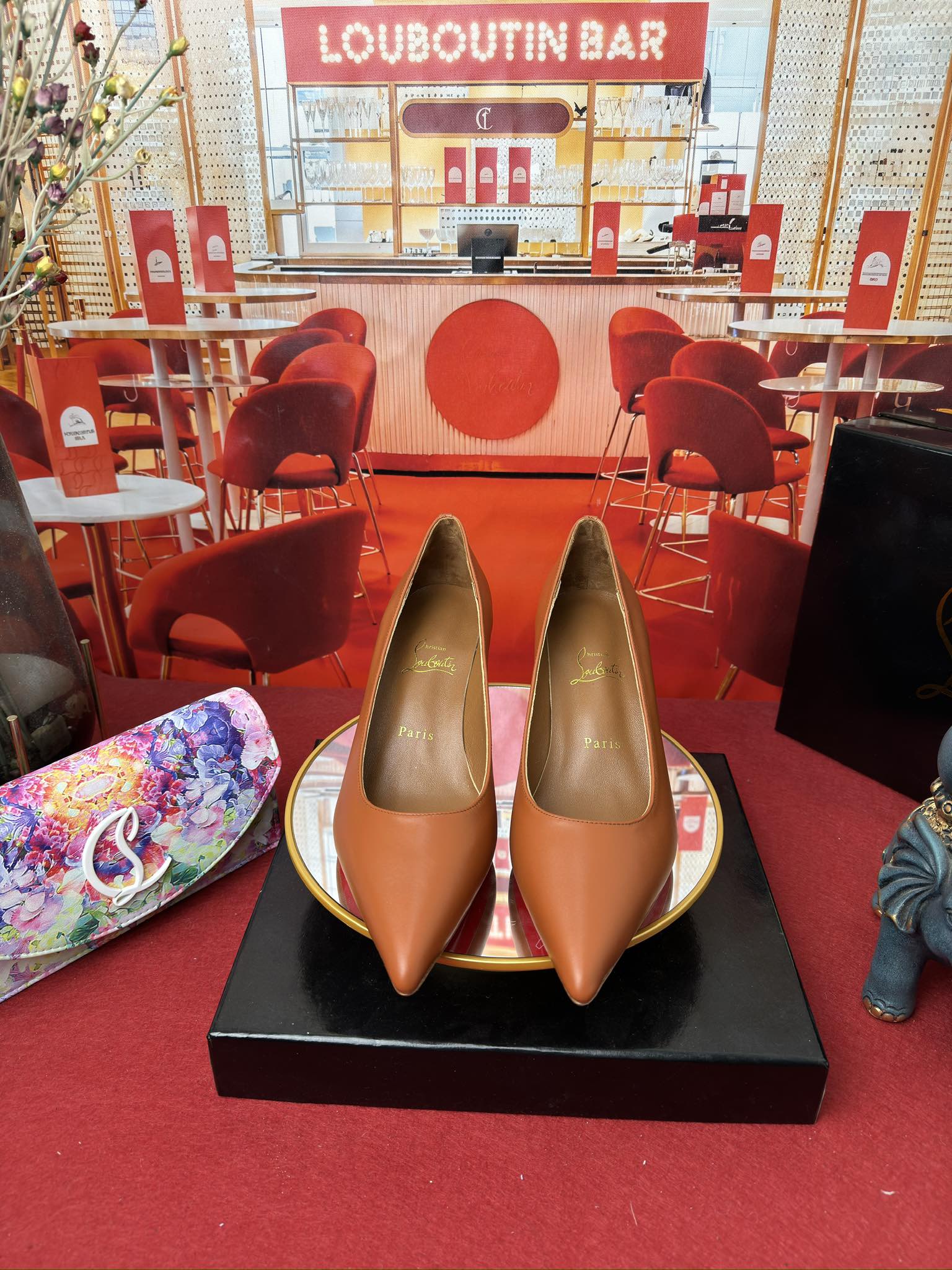 NO:166273,Cowhide single shoes (special color customization model) RMB (customized without return and exchange) Size34-44 (34.40.41.42.43.44 Half size customization without return and exchange) Colour has many colors Heel flat sole-6.5-8.5-10-12 Imported cowhide upper The inner lining is made of Italian imported mixed sheepskin inner lining, outsole original Italian imported AR1 top leather outsole, high heels, manolo blahnik, christian louboutin, high heels, cowhide, sheepskin, Leather soles19860909牛皮单鞋（特别颜色定制款） RMB (定做不退换) Size34-44(34.40.41.42.43.44半码定做不退换) Colour颜色多多 Heel平底-6.5-8.5-10-12 鞋面进口牛皮 内里采用意大利进口混种羊皮内里 大底原版意大利进口AR1顶级真皮大底,高跟鞋,manolo blahnik,christian louboutin,high heels,cowhide,sheepskin,Leather soles,Women's Shoes