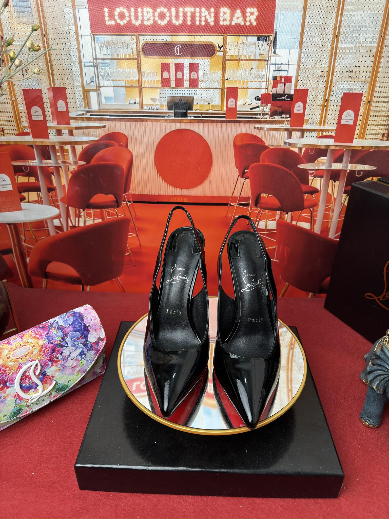 NO:166285,Patent leather single shoes (special color customization model) RMB (customized without return and exchange) Size34-44 (34.40.41.42.43.44 Half size customization without return and exchange) Colour has many colors Heel flat sole-6.5-8.5-10-12 Upper imported patent leather The inner lining is made of Italian imported mixed sheepskin inner lining, outsole original Italian imported AR1 top leather outsole, high heels, manolo blahnik, christian louboutin, high heels, sheepskin, Leather soles19860909漆皮单鞋（特别颜色定制款） RMB (定做不退换) Size34-44(34.40.41.42.43.44半码定做不退换) Colour颜色多多 Heel平底-6.5-8.5-10-12 鞋面进口漆皮 内里采用意大利进口混种羊皮内里 大底原版意大利进口AR1顶级真皮大底,高跟鞋,manolo blahnik,christian louboutin,high heels,sheepskin,Leather soles,Women's Shoes