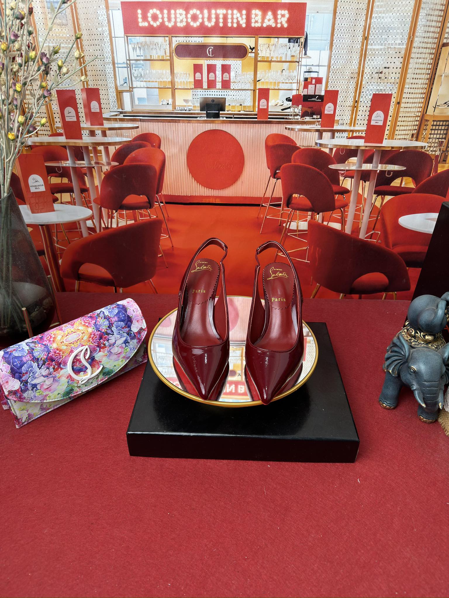 NO:166260,Wrinkled patent leather single shoes (special color customization model) RMB (customized without return and exchange) Size34-44 (34.40.41.42.43.44 Half size customization without return and exchange) Colour has many colors Heel flat sole-6.5-8.5-10-12 Upper imported patent leather The inner lining is made of Italian imported mixed sheepskin inner lining, outsole original Italian imported AR1 top leather outsole, high heels, manolo blahnik, christian louboutin, high heels, sheepskin, Leather soles19860909皱漆皮单鞋（特别颜色定制款） RMB (定做不退换) Size34-44(34.40.41.42.43.44半码定做不退换) Colour颜色多多 Heel平底-6.5-8.5-10-12 鞋面进口漆皮 内里采用意大利进口混种羊皮内里 大底原版意大利进口AR1顶级真皮大底,高跟鞋,manolo blahnik,christian louboutin,high heels,sheepskin,Leather soles,Women's Shoes