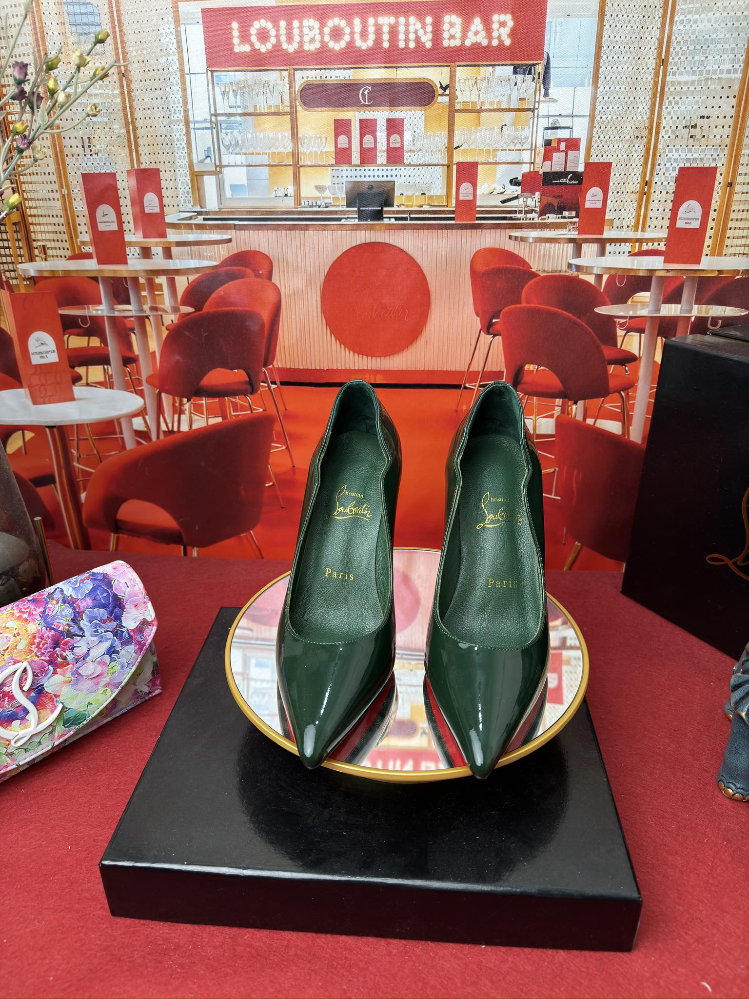 NO:166263,Patent leather single shoes (special color customization model) RMB (customized without return and exchange) Size34-44 (34.40.41.42.43.44 Half size customization without return and exchange) Colour has many colors Heel flat sole-6.5-8.5-10-12 Upper imported patent leather The inner lining is made of Italian imported mixed sheepskin inner lining, outsole original Italian imported AR1 top leather outsole, high heels, manolo blahnik, christian louboutin, high heels, sheepskin, Leather soles19860909漆皮单鞋（特别颜色定制款） RMB (定做不退换) Size34-44(34.40.41.42.43.44半码定做不退换) Colour颜色多多 Heel平底-6.5-8.5-10-12 鞋面进口漆皮 内里采用意大利进口混种羊皮内里 大底原版意大利进口AR1顶级真皮大底,高跟鞋,manolo blahnik,christian louboutin,high heels,sheepskin,Leather soles,Women's Shoes