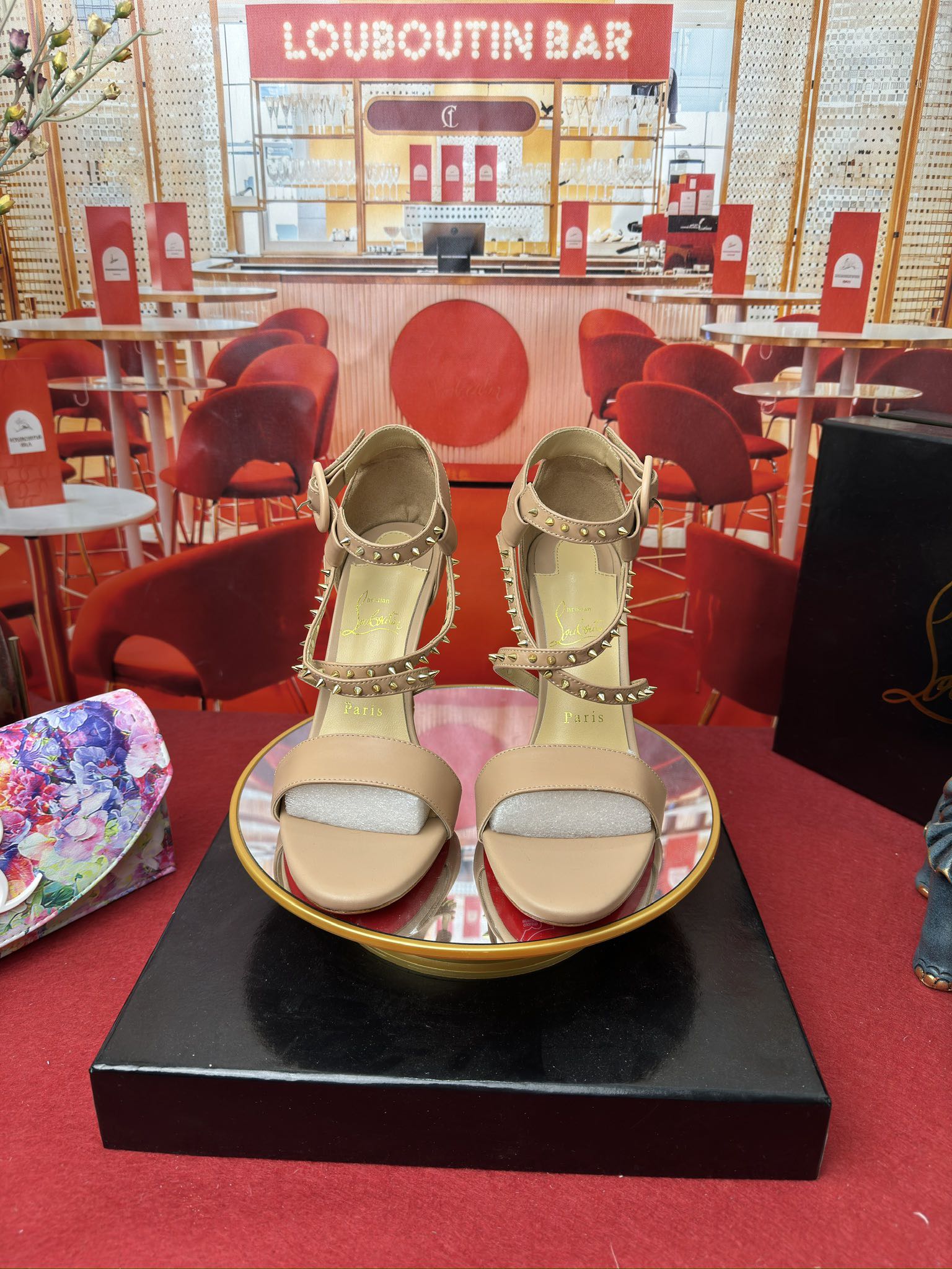 NO:166266,Nail cross sandals w. (custom style, no return or exchange) RMB size 34 size - 43 size (34.40.41.42.43. Customized non return or exchange) Heel10 cm Colour apricot color, black Material imported cowhide upper The inner lining is made of Italian imported mixed sheepskin Outsole Original Italian middle top leather outsole, high heels, manolo blahnik, christian louboutin, sandals, high heels, cowhide, sheepskin, Leather soles19860909钉子交叉凉鞋w.（订做款式,不退换） RMB size34码-43码（34.40.41.42.43.定做不退不换） Heel10 cm Colour杏色,黑色 材料 鞋面进口牛皮 内里采用意大利进口混种羊皮 大底原版意大利进中顶级真皮大底,高跟鞋,manolo blahnik,christian louboutin,sandals,high heels,cowhide,sheepskin,Leather soles,Women's Shoes