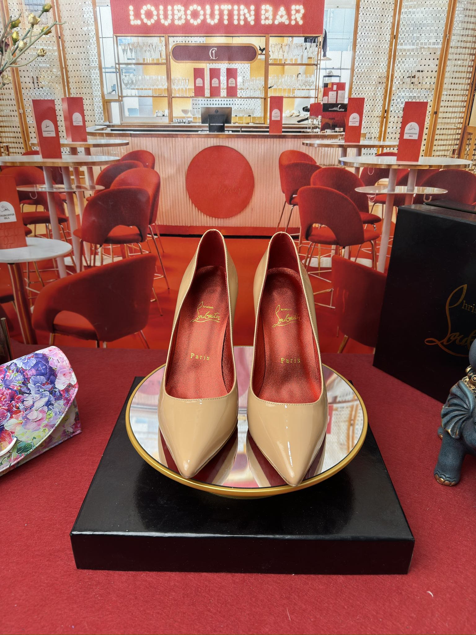 NO:166269,Diamond base leather single shoes (special color customization model) RMB (customized without return and exchange) Size34-44 (34.40.41.42.43.44 Half size customization without return and exchange) Colour has many colors Heel6.5-8.5-10-12 Upper imported patent leather The inner lining is made of Italian imported mixed sheepskin inner lining, outsole original Italian imported AR1 top leather outsole, high heels, manolo blahnik, christian louboutin, high heels, sheepskin, Leather soles19860909钻石底漆皮单鞋（特别颜色定制款） RMB (定做不退换) Size34-44(34.40.41.42.43.44半码定做不退换) Colour颜色多多 Heel6.5-8.5-10-12 鞋面进口漆皮 内里采用意大利进口混种羊皮内里 大底原版意大利进口AR1顶级真皮大底,高跟鞋,manolo blahnik,christian louboutin,high heels,sheepskin,Leather soles,Women's Shoes