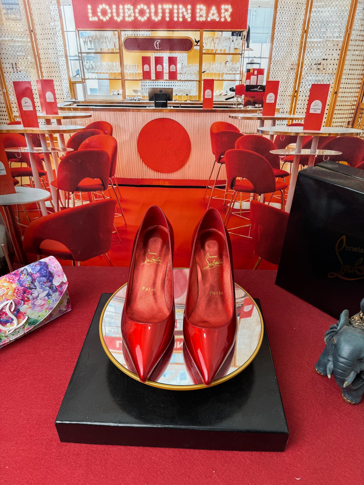 NO:166291,Diamond base leather single shoes (special color customization model) RMB (customized without return and exchange) Size34-44 (34.40.41.42.43.44 Half size customization without return and exchange) Colour has many colors Heel6.5-8.5-10-12 Upper imported patent leather The inner lining is made of Italian imported mixed sheepskin inner lining, outsole original Italian imported AR1 top leather outsole, high heels, manolo blahnik, christian louboutin, high heels, sheepskin, Leather soles19860909钻石底漆皮单鞋（特别颜色定制款） RMB (定做不退换) Size34-44(34.40.41.42.43.44半码定做不退换) Colour颜色多多 Heel6.5-8.5-10-12 鞋面进口漆皮 内里采用意大利进口混种羊皮内里 大底原版意大利进口AR1顶级真皮大底,高跟鞋,manolo blahnik,christian louboutin,high heels,sheepskin,Leather soles,Women's Shoes