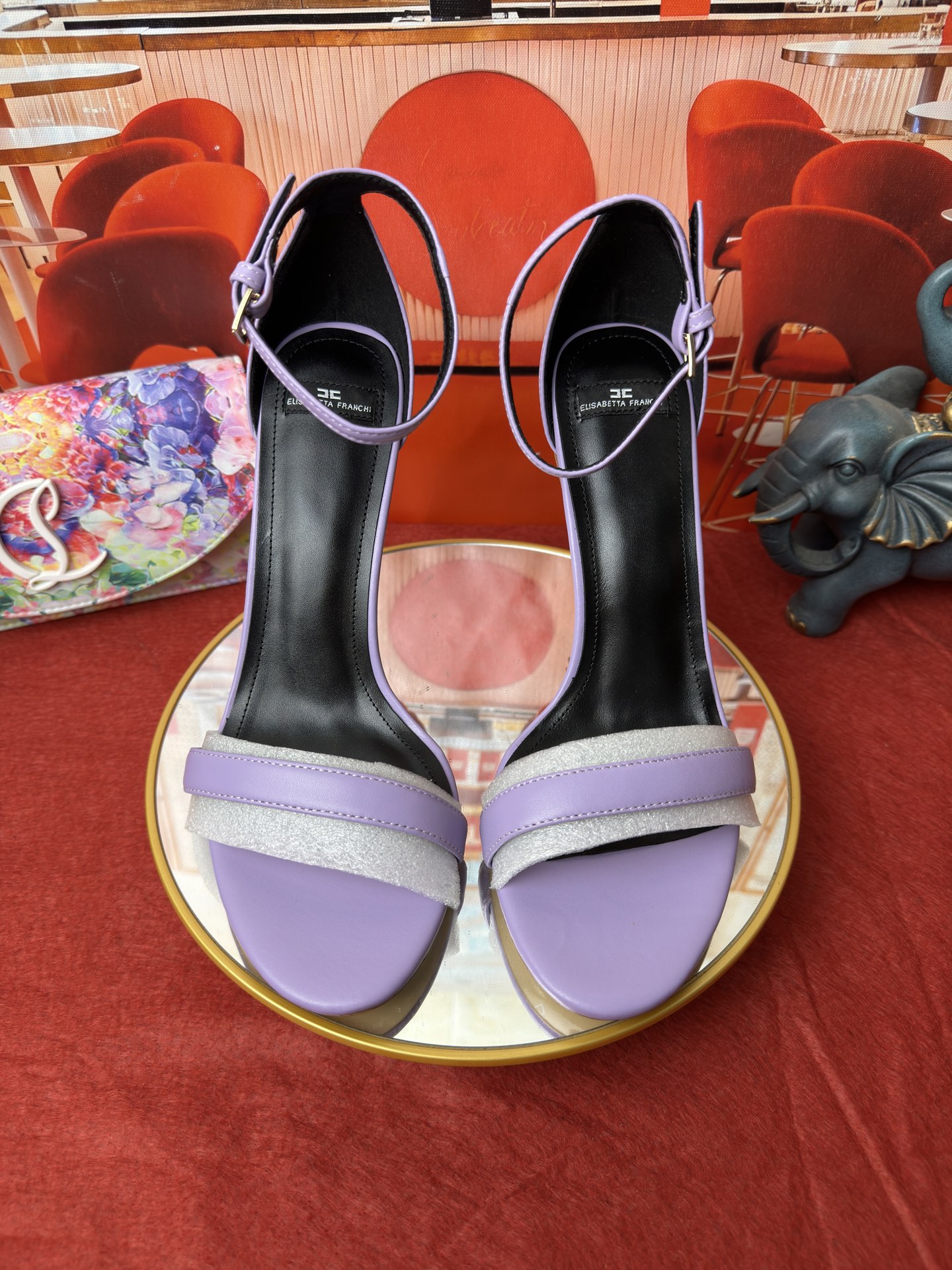 NO:816746,Price RMB Top version in the market Exclusive new model on sale The entire series is being launched with exclusive molding of all heel styles/It took 3 months to finally usher in it An affordable luxury brand Elisabetta Franchi Elisabetta Franchi's beautiful high-heeled fashion show sandals ELISABETTA FRANCH is a fashion brand from Italy ———————————— Prepare to welcome a wave of beautiful pointed high heels. The small gold bar shows the cold and cool atmosphere and the collision of sexy pointed toes.  Simple yet high-end, the heel height stabilizes the elegance. The sparkling diamond straps and velvet upper light up the romantic atmosphere. The stiletto heel has a new 'high' degree, instantly unlocking the proportions of supermodel legs, perfect for ceremonial wear, and always exuding noble charm. Cowhide upper, imported sheep leather lining, imported genuine leather outsole, heel height 9.5cm, high heels, sandals, high heels, cowhide, sheepskin, Leather soles19860909Price RMB 市场顶级版本 独家新款 发售 整个系列陆续推全部跟型独家开模/耗时3个月终于迎来了它 一个轻奢品牌 Elisabetta Franchi Elisabetta Franchi绝美高跟时装秀场凉鞋 ELISABETTA FRANCH是来自意大利的时装品牌 ———————————— 准备迎接一波貌美尖头高跟的心动狙击 小金条尽显冷峻酷飒气息与性感尖头碰撞 简约不失高级 跟高稳住优雅气质 闪钻袢带与丝绒鞋面点亮浪漫氛围细跟美新“高”度,即刻解锁超模腿比例完美适配仪式感穿搭,时刻散发矜贵魅力 鞋面牛皮面 内里进口绵羊皮 鞋底进口真皮大底 跟高9.5cm,高跟鞋,sandals,high heels,cowhide,sheepskin,Leather soles,Women's Shoes