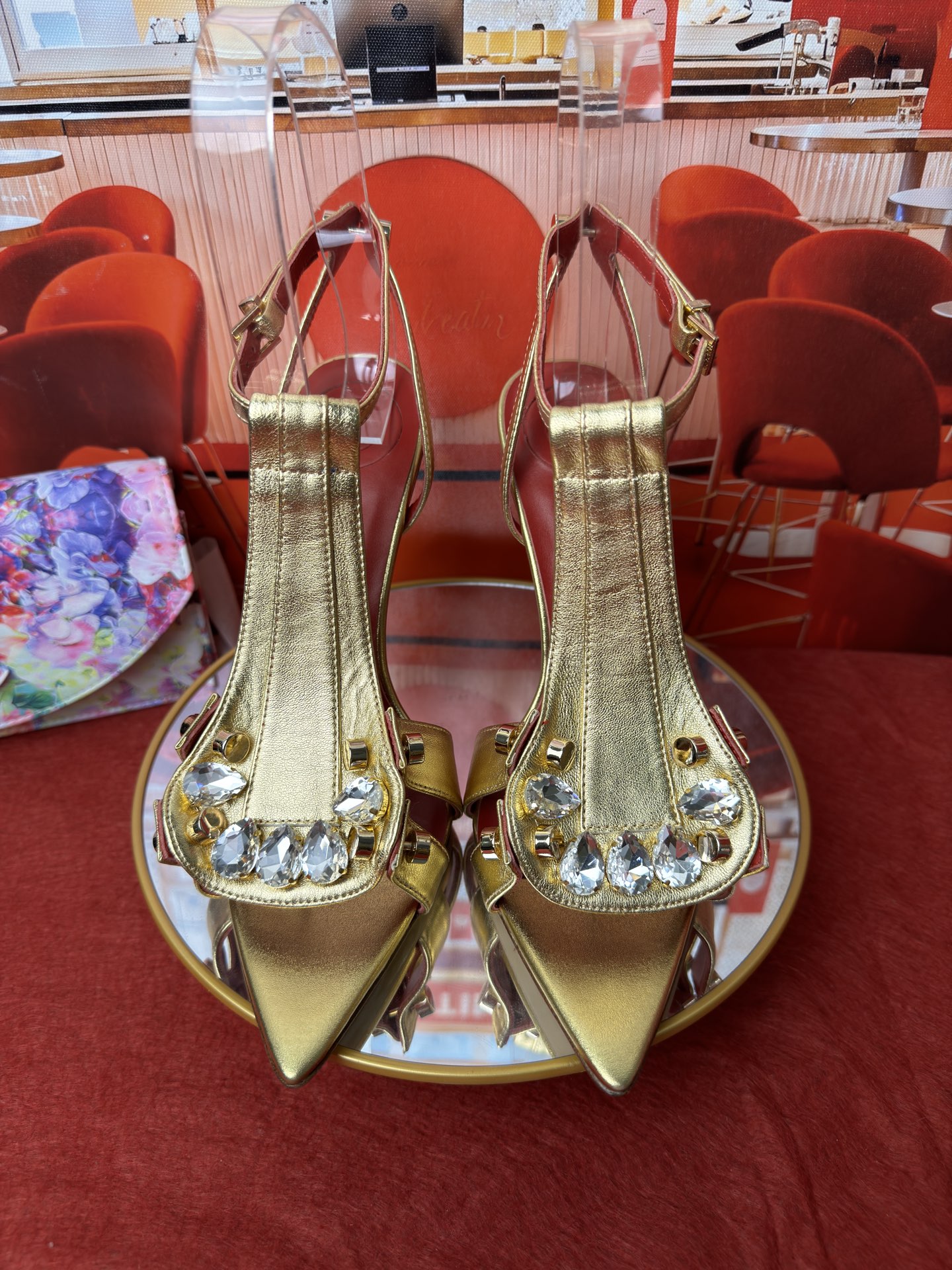 NO:816748,Price RMB The popular ABING WANG rhinestone high-heeled shoes are basically added with sparkling crystal embellishments, making this item exuding charming charm. Beautiful torture instrument, it is made of patent leather fabric and has a dignified and elegant pointed toe body with a deep shoe opening. Genuine leather sole, upper cowhide, crystal embellishment, code number 35-43 (41, 42, 43 need to be customized), high heels, high heels, cowhide19860909Price RMB 爆款ABING WANG水钻高跟鞋 基础上增添了闪耀的水晶缀饰,推了这款散发着迷人魅力的单品.美丽刑具,它以漆皮面料制作于设有深鞋口的尖头鞋身端庄典雅. 鞋底真皮 鞋面牛皮,水晶缀饰 码数35-43(41,42,43需定做),高跟鞋,high heels,cowhide,Women's Shoes