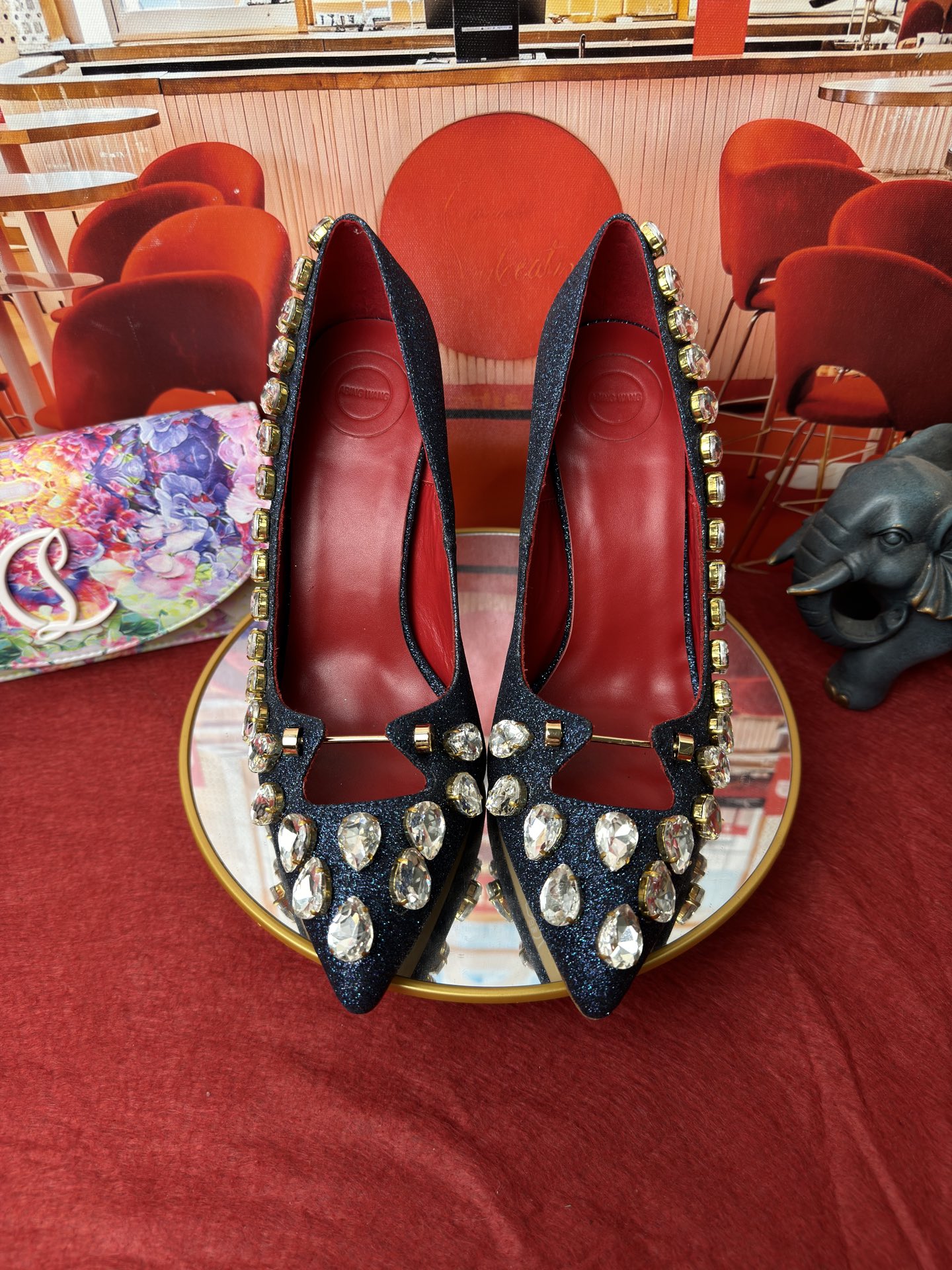 NO:816750,RMB's popular ABING WANG rhinestone high heels are basically added with sparkling crystal embellishments, making this item exuding charming charm. A beautiful torture tool, it is made of patent leather fabric and has a dignified and elegant pointed toe body with a deep shoe opening. Genuine leather sole, patent leather upper + crystal embellishment, code number 35-43 (41, 42, 43 need to be customized), high heels, high heels19860909RMB 爆款ABING WANG水钻高跟鞋 基础上增添了闪耀的水晶缀饰,推了这款散发着迷人魅力的单品.美丽刑具,它以漆皮面料制作于设有深鞋口的尖头鞋身端庄典雅. 鞋底真皮 鞋面漆皮+水晶缀饰 码数35-43(41,42,43需定做),高跟鞋,high heels,Women's Shoes
