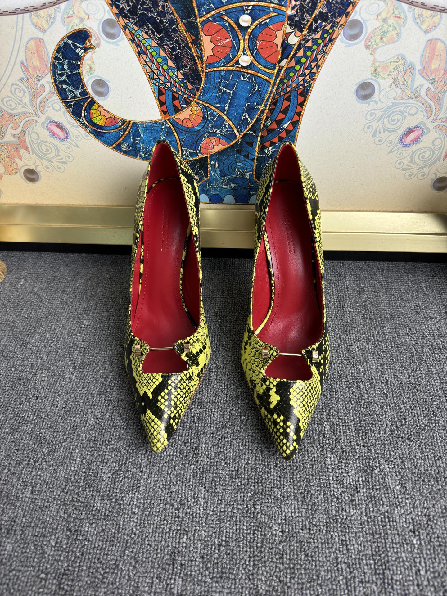 NO:816769,RMB popular ABING WANG high-heeled shoes promote this charming single product. Beautiful torture instrument, it is made of patent leather fabric on a pointed toe body with a deep shoe opening, which is dignified and elegant. The sole is genuine leather and the upper is crocodile leather. Size 35-43 (41, 42, 43 need to be customized), high heels, high heels19860909RMB 爆款ABING WANG高跟鞋 推了这款散发着迷人魅力的单品.美丽刑具,它以漆皮面料制作于设有深鞋口的尖头鞋身端庄典雅. 鞋底真皮 鞋面鳄鱼纹皮 码数35-43(41,42,43需定做),高跟鞋,high heels,Women's Shoes