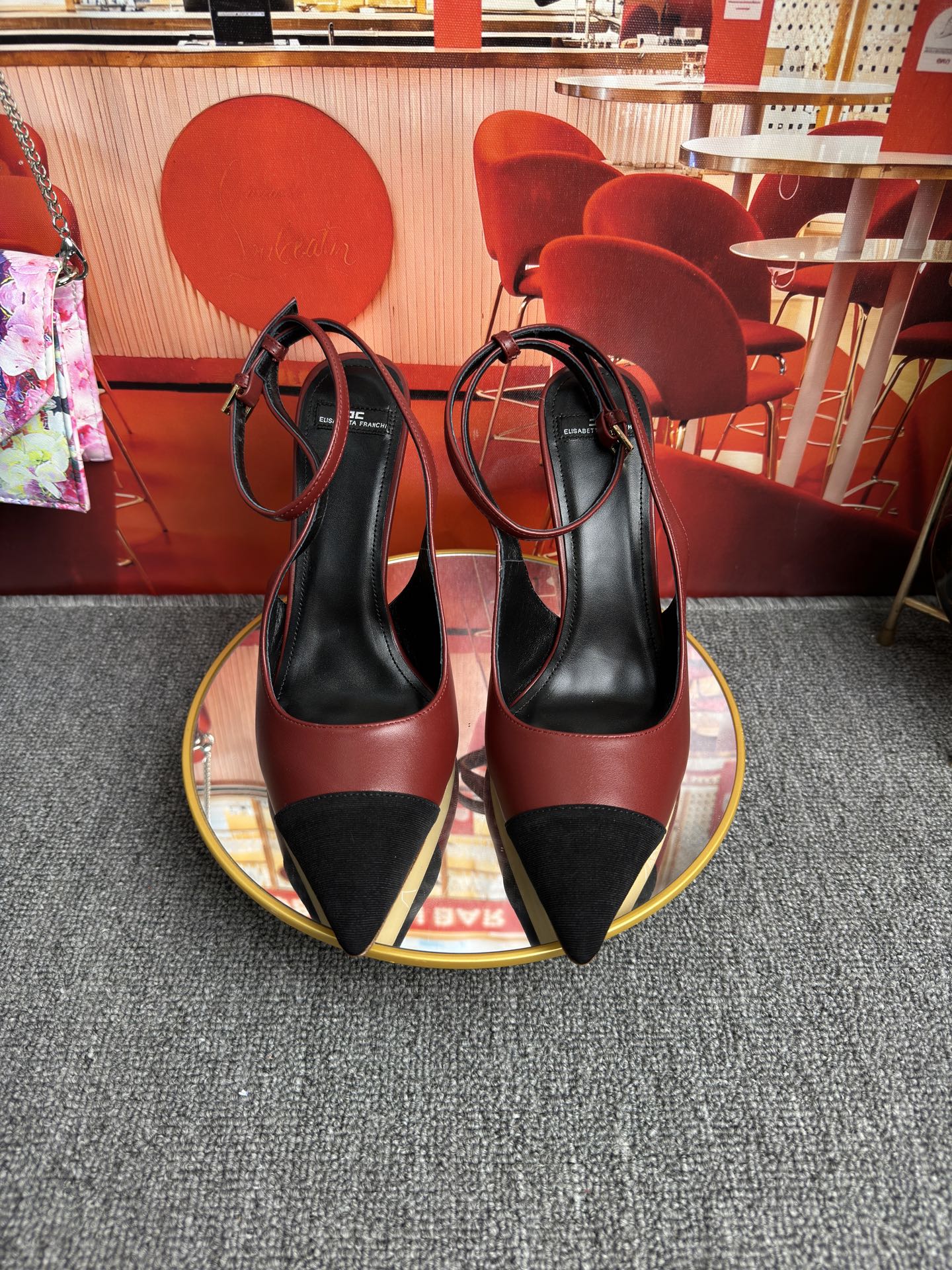 NO:816772,Price RMB Top version in the market Exclusive new model on sale The entire series is being launched with exclusive molding of all heel styles/It took 3 months to finally usher in it An affordable luxury brand Elisabetta Franchi Elisabetta Franchi's beautiful high-heeled fashion show sandals ELISABETTA FRANCH is a fashion brand from Italy ———————————— Prepare to welcome a wave of beautiful pointed high heels. The small gold bar shows the cold and cool atmosphere and the collision of sexy pointed toes.  Simple yet high-end, the heel height stabilizes the elegance. The sparkling diamond straps and velvet upper light up the romantic atmosphere. The stiletto heel has a new 'high' degree, which instantly unlocks the proportions of supermodel legs and is perfect for ceremonial wear. It always exudes noble charm. Cowhide upper, imported sheep leather lining, imported genuine leather outsole, heel height 9.5cm. Size35-43 (40.41.42.43 custom-made, non-refundable), high heels, sandals, high  heels,cowhide,sheepskin,Leather soles19860909Price RMB 市场顶级版本 独家新款 发售 整个系列陆续推全部跟型独家开模/耗时3个月终于迎来了它 一个轻奢品牌 Elisabetta Franchi Elisabetta Franchi绝美高跟时装秀场凉鞋 ELISABETTA FRANCH是来自意大利的时装品牌 ———————————— 准备迎接一波貌美尖头高跟的心动狙击 小金条尽显冷峻酷飒气息与性感尖头碰撞 简约不失高级 跟高稳住优雅气质 闪钻袢带与丝绒鞋面点亮浪漫氛围细跟美新“高”度,即刻解锁超模腿比例完美适配仪式感穿搭,时刻散发矜贵魅力 鞋面牛皮面 内里进口绵羊皮 鞋底进口真皮大底 跟高9.5cm Size35-43（40.41.42.43定做不退换）,高跟鞋,sandals,high heels,cowhide,sheepskin,Leather soles,Women's Shoes