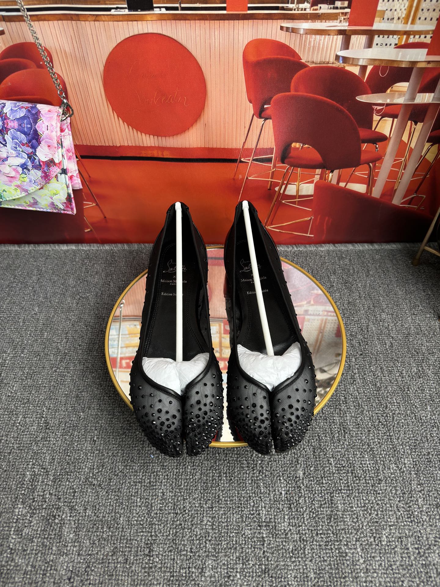 NO:816783,Split toe joint w. Flat bottom RMB high heel RMB CL x Maison margiela Margiela CL joint tabi split toe mesh diamond ballet flat shoes, mm6 high heels CL patent leather version: nude, black, burgundy mesh diamond: silver, apricot, black size 34-43 (34.40.41.42.43. Customized, non-refundable and non-exchangeable) Heel flat bottom/9.5cm material Upper imported patent leather  The lining is made of mixed sheepskin imported from Italy. The outsole is original Italian top-grade leather outsole, high heels, christian louboutin, masion margiela, masion margiela, high heels, sheepskin, Leather soles19860909分趾联名w. 平底 RMB 高跟 RMB CL x Maison margiela马吉拉CL联名tabi 分趾网钻芭蕾舞平底单鞋,mm6高跟鞋CL 漆皮版:裸色.黑色.酒红 网纱钻:银色,杏色,黑色 size34码-43码（34.40.41.42.43.定做不退不换） Heel平底/9.5cm 材料 鞋面进口漆皮 内里采用意大利进口混种羊皮 大底原版意大利进中顶级真皮大底,高跟鞋,christian louboutin,masion margiela,masion margiela,high heels,sheepskin,Leather soles,Women's Shoes