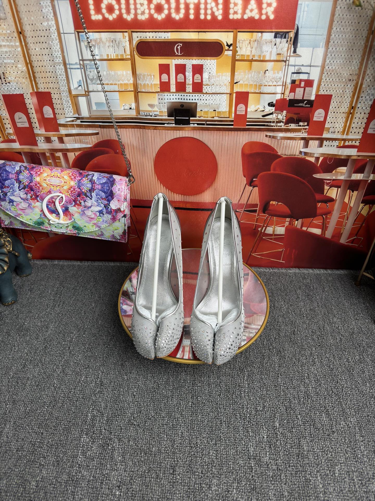 NO:816758,Split toe joint w. Flat bottom RMB high heel RMB CL x Maison margiela Margiela CL joint tabi split toe mesh diamond ballet flat shoes, mm6 high heels CL patent leather version: nude, black, burgundy mesh diamond: silver, apricot, black size 34-43 (34.40.41.42.43. Customized, non-refundable and non-exchangeable) Heel flat bottom/9.5cm material Upper imported patent leather  The lining is made of mixed sheepskin imported from Italy. The outsole is original Italian top-grade leather outsole, high heels, christian louboutin, masion margiela, masion margiela, high heels, sheepskin, Leather soles19860909分趾联名w. 平底 RMB 高跟 RMB CL x Maison margiela马吉拉CL联名tabi 分趾网钻芭蕾舞平底单鞋,mm6高跟鞋CL 漆皮版:裸色.黑色.酒红 网纱钻:银色,杏色,黑色 size34码-43码（34.40.41.42.43.定做不退不换） Heel平底/9.5cm 材料 鞋面进口漆皮 内里采用意大利进口混种羊皮 大底原版意大利进中顶级真皮大底,高跟鞋,christian louboutin,masion margiela,masion margiela,high heels,sheepskin,Leather soles,Women's Shoes