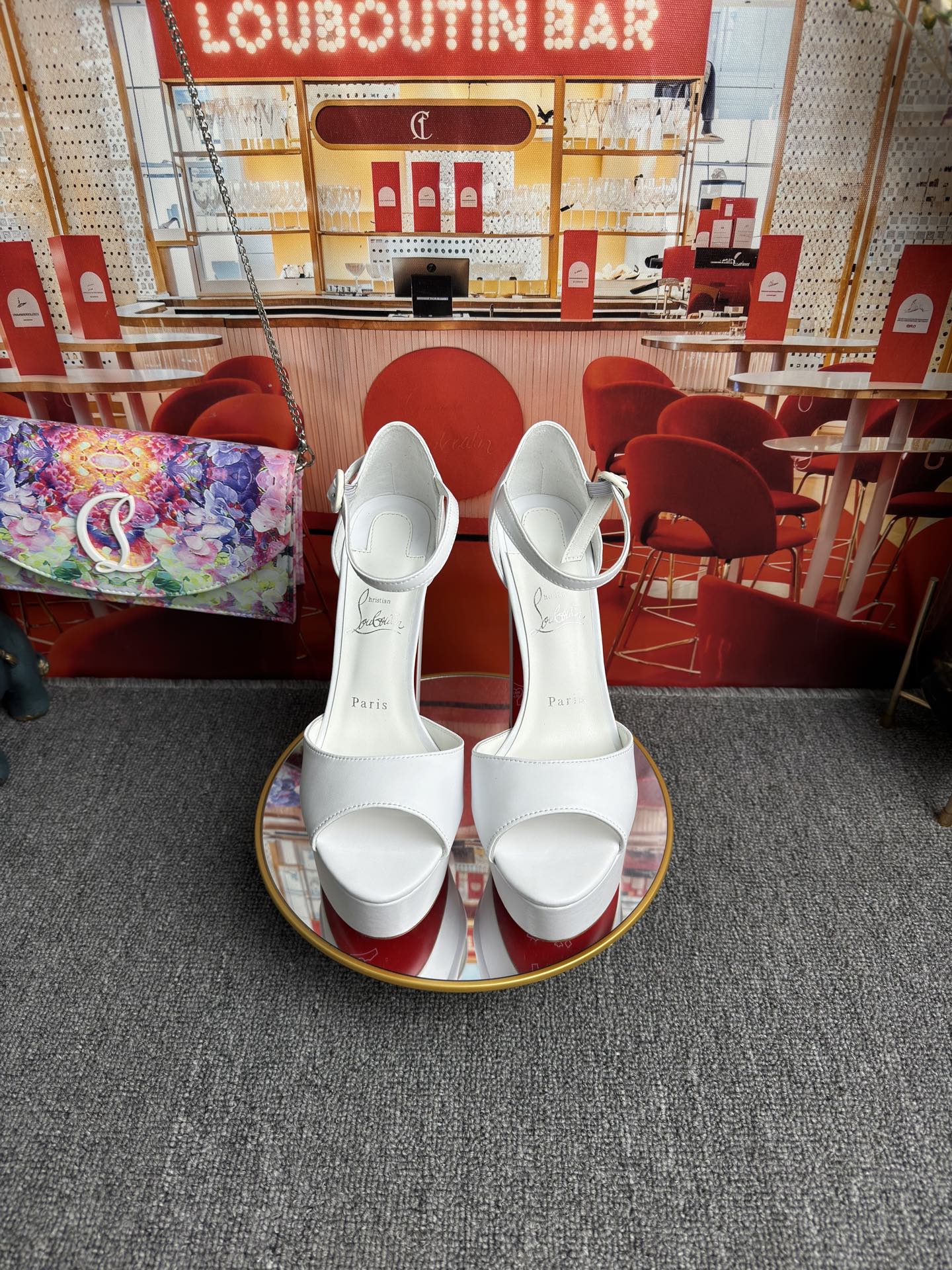 NO:816770,new Dashuitai RMB Size34-43 (34.40.41.42.43. Half size customization is non-refundable) Color black, white, gold (many colors can be ordered) Heel13cm upper imported cowhide lining imported from Italy mixed sheepskin lining outsole original Italian imported AR1 top genuine leather outsole, high heels, christian louboutin, high heels, cowhide, sheepskin, Leather soles19860909new 大水台 RMB Size34-43(34.40.41.42.43.半码定做不退换) Colour黑色,白色,金色（可订很多颜色） Heel13cm 鞋面进口牛皮 内里采用意大利进口混种羊皮内里 大底原版意大利进口AR1顶级真皮大底,高跟鞋,christian louboutin,high heels,cowhide,sheepskin,Leather soles,Women's Shoes