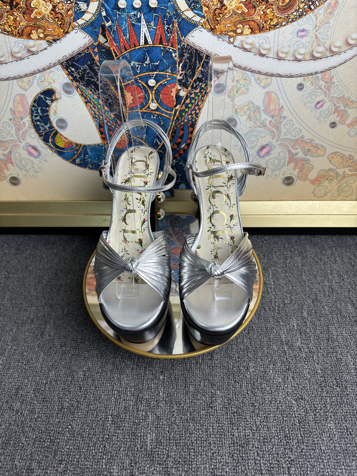 NO:816764,Gucci classic pearl and water table style Gucci original last shape, top quality counter version Fabric imported sheepskin Lining first-grain sheepskin Italian leather outsole Size37-43 Color gold, black, silver, high heels, gucci, high heels, sheepskin, Leather soles19860909Gucci经典珍珠跟水台款式 Gucci原版楦形,专柜品质顶级版 面料进口羊皮 内里头层粒面羊皮 意大利真皮大底 Size37－43 颜色金色,黑色,银色,高跟鞋,gucci,high heels,sheepskin,Leather soles,Women's Shoes