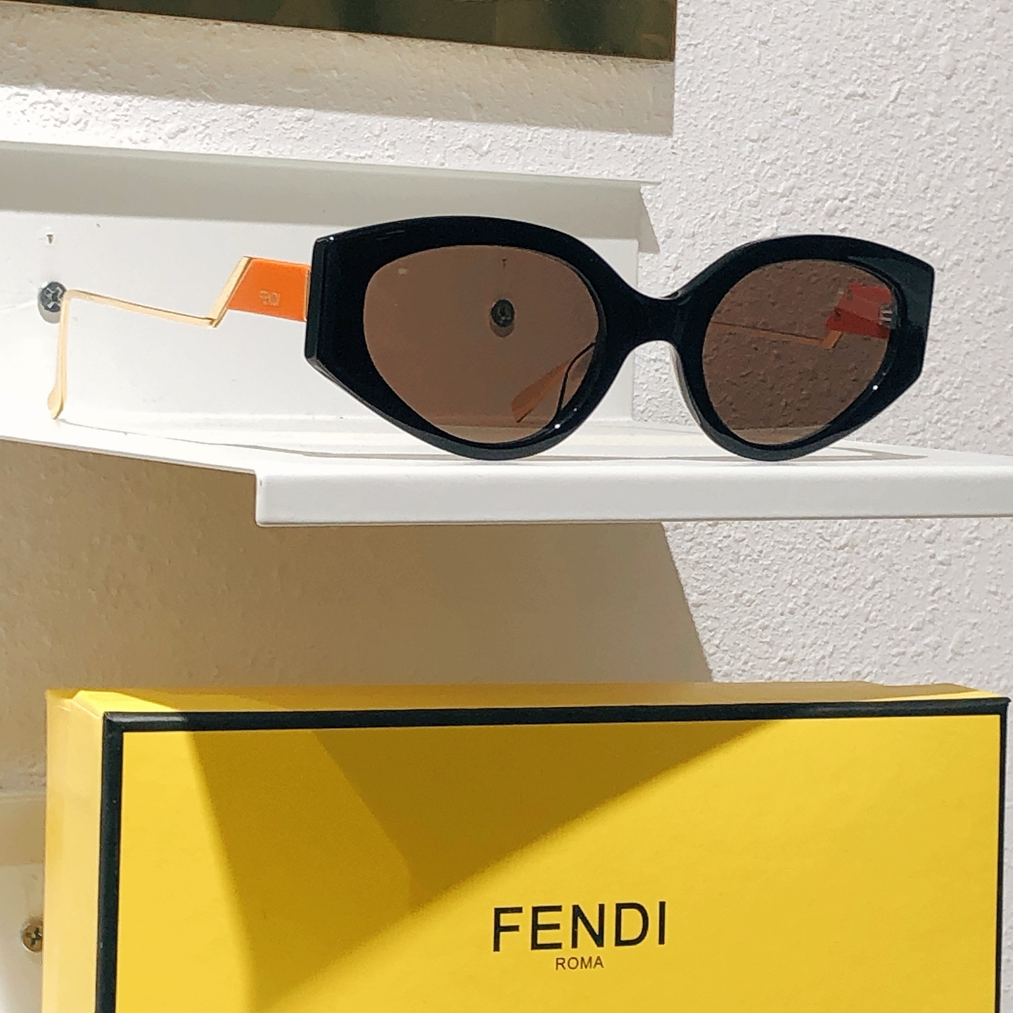 pYW FENDI\nMod:FE\nSize:--，