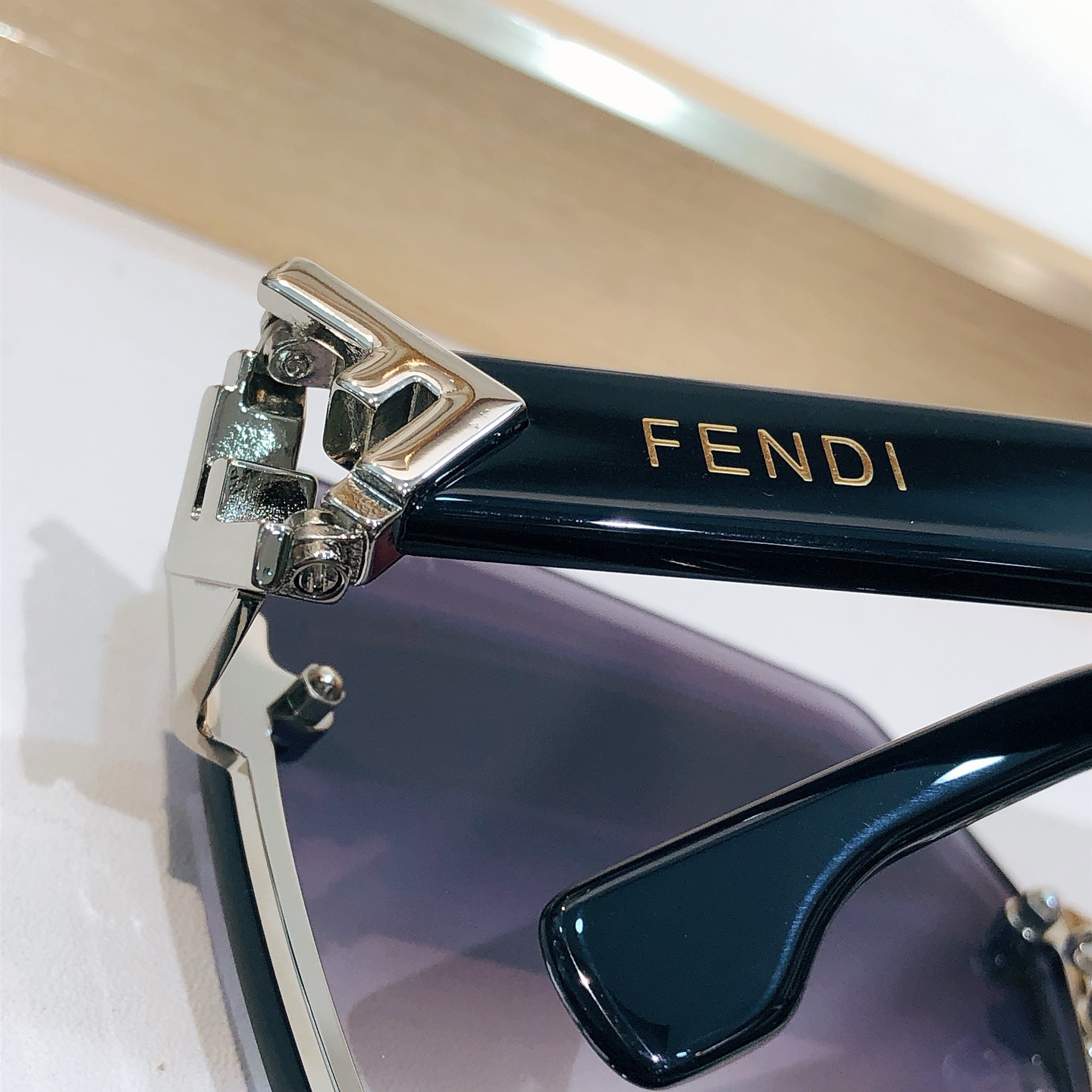 Fendi FENDI*MODEL：FE 40151I