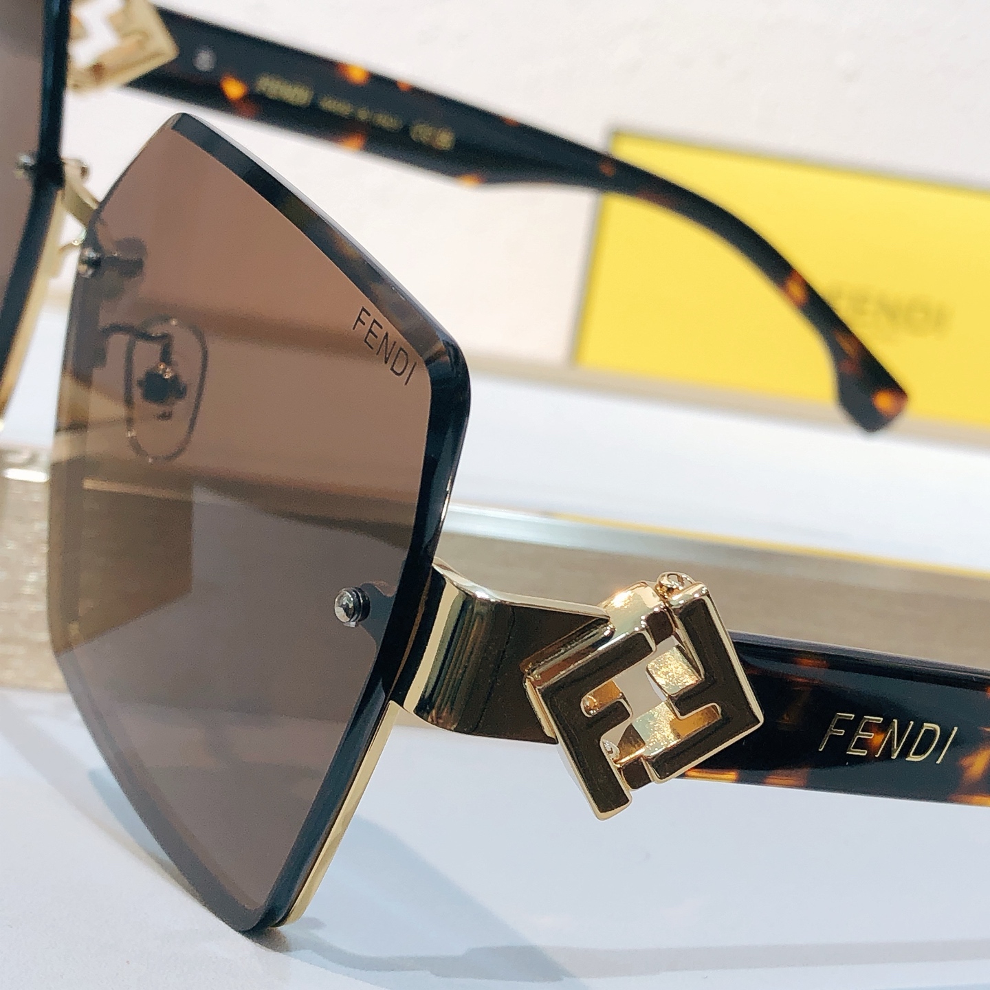 Fendi FENDI*MODEL：FE 40151I