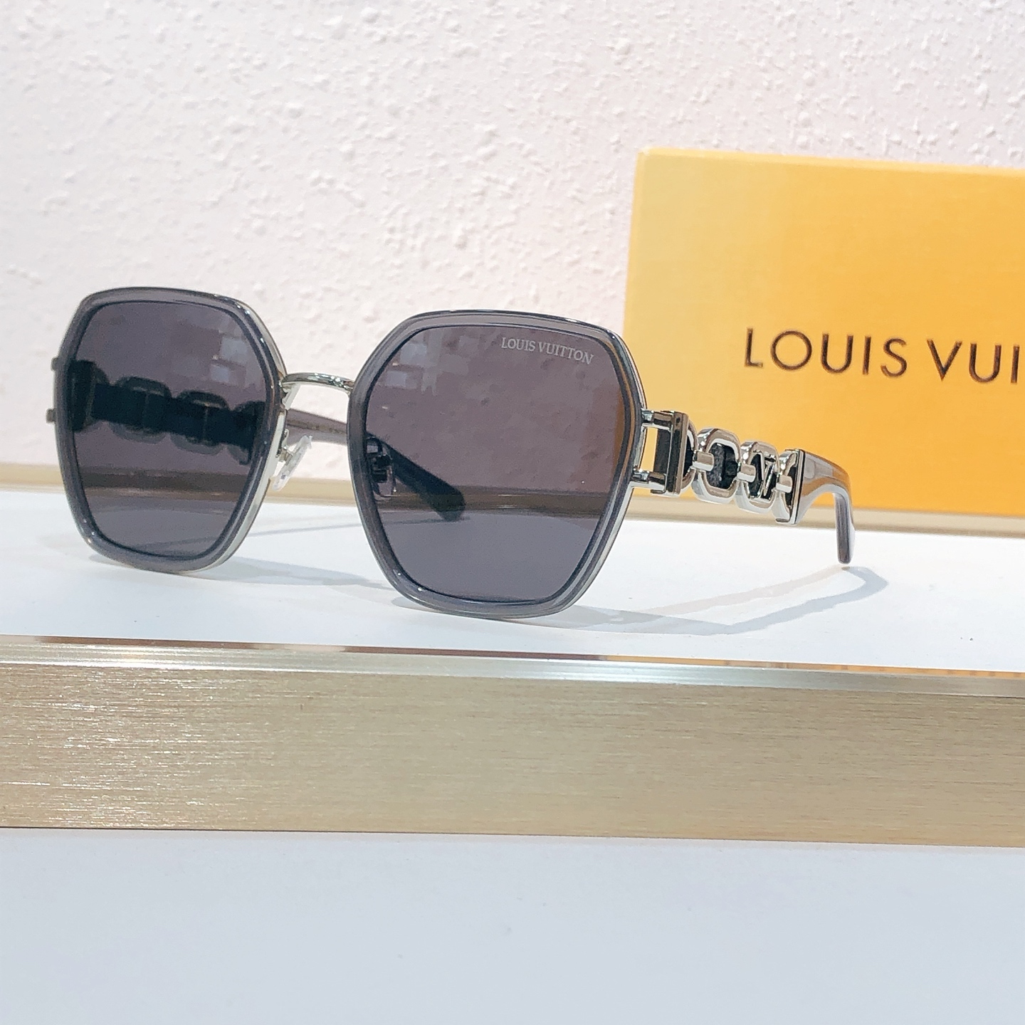 Louis Vuitton LOUIS VUITTO*MODEL：Z4063E