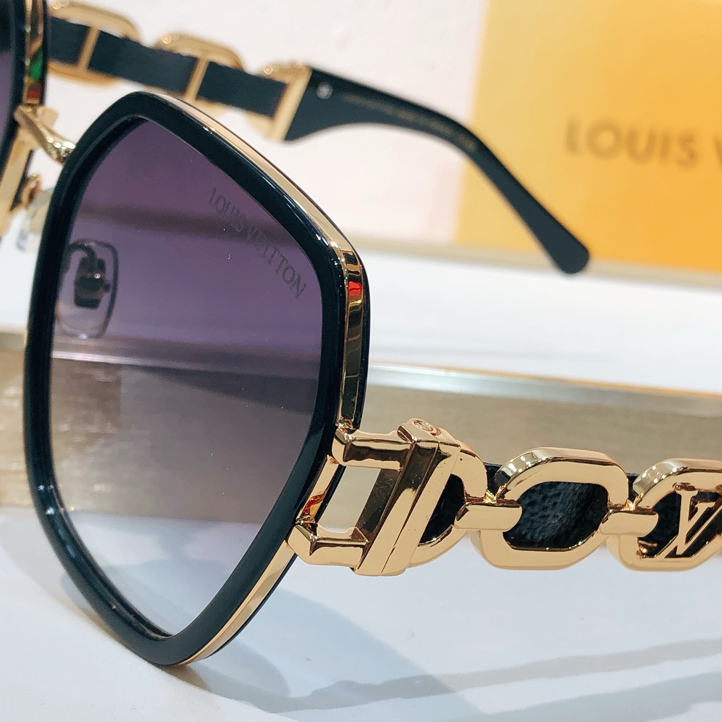 Louis Vuitton LOUIS VUITTO*MODEL：Z4063E