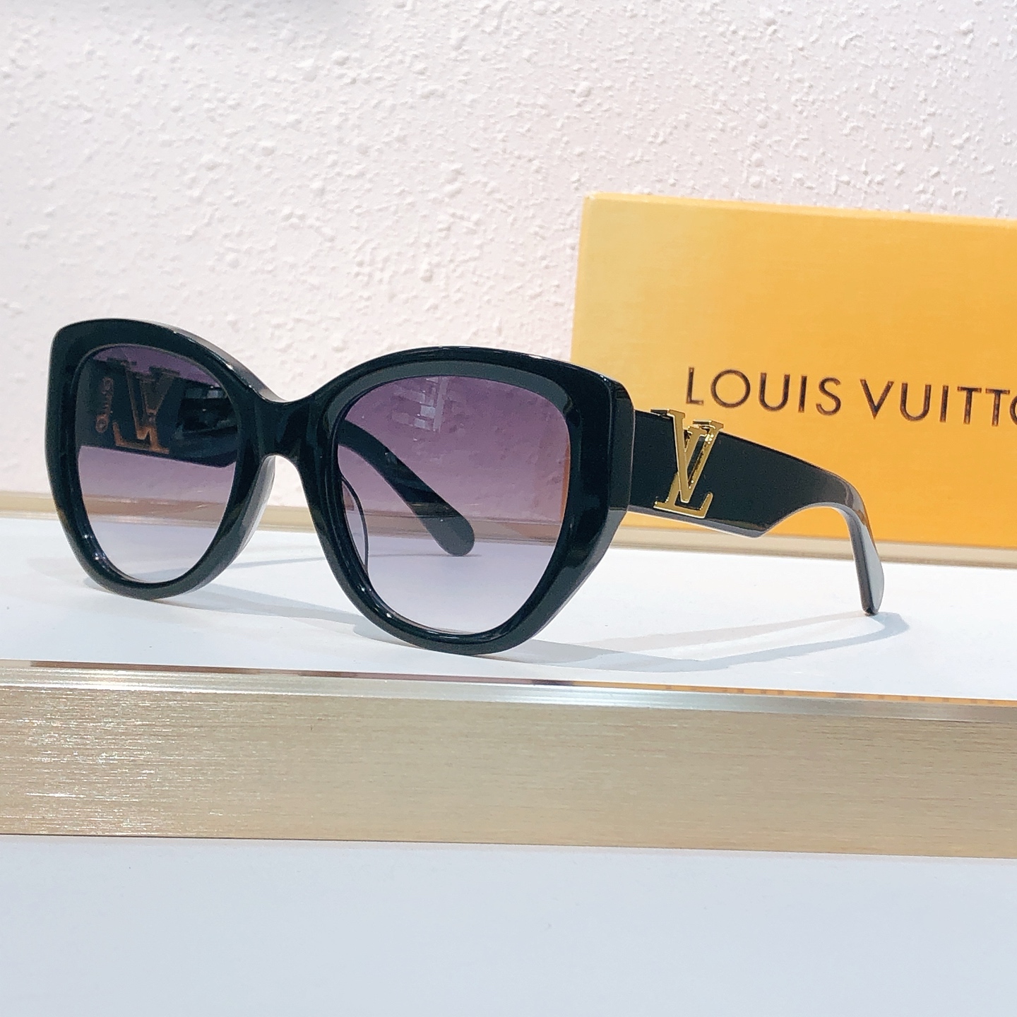 Louis Vuitton 刘亦菲最新同款。 LOUIS VUITTON*MODEL：Z1733W