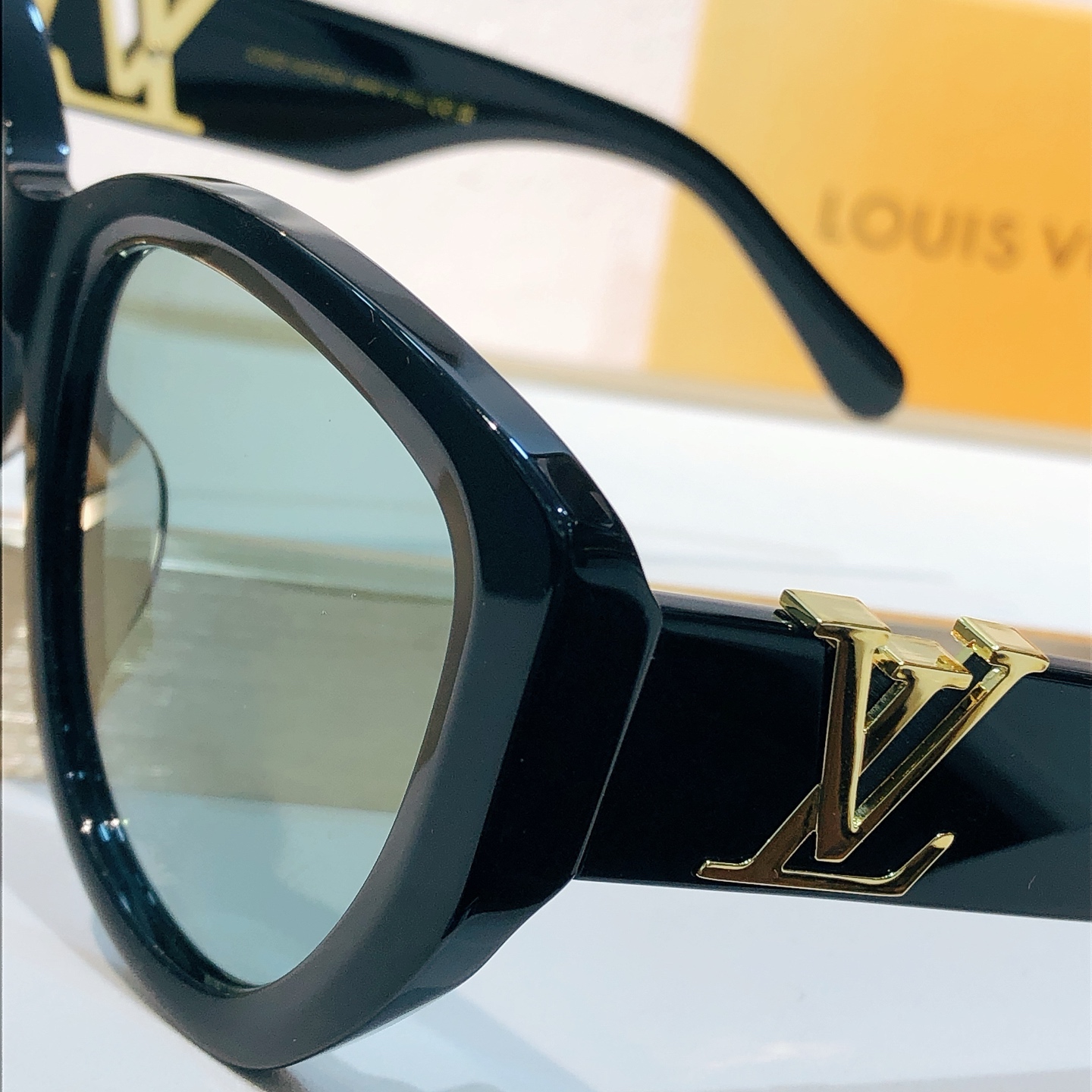 Louis Vuitton 刘亦菲最新同款。 LOUIS VUITTON*MODEL：Z1733W
