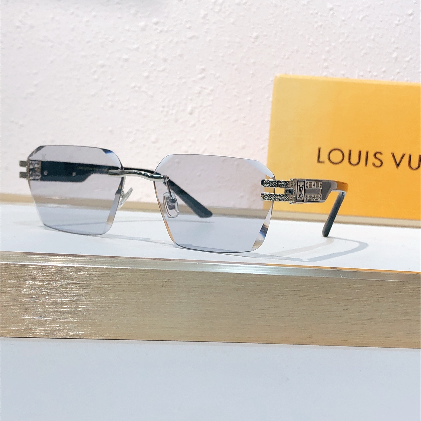 Louis Vuitton LOUIS VUITTO*