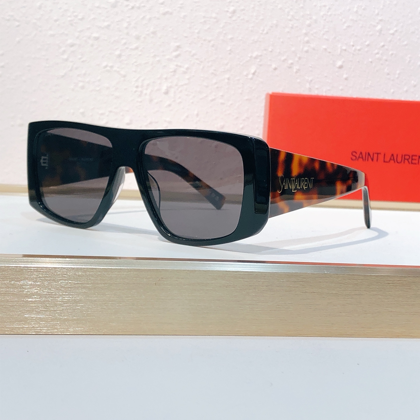 Saint Laurent 𝐒𝐀𝐈𝐍𝐓 SAINT LAURENT