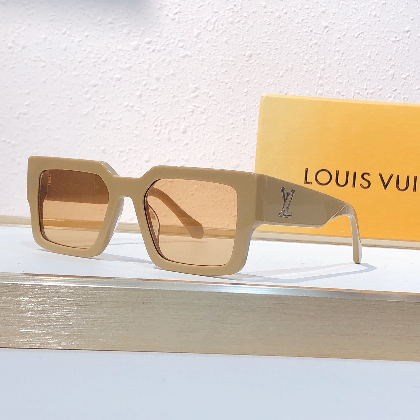 Солнцезащитные очки Louis Vuitton