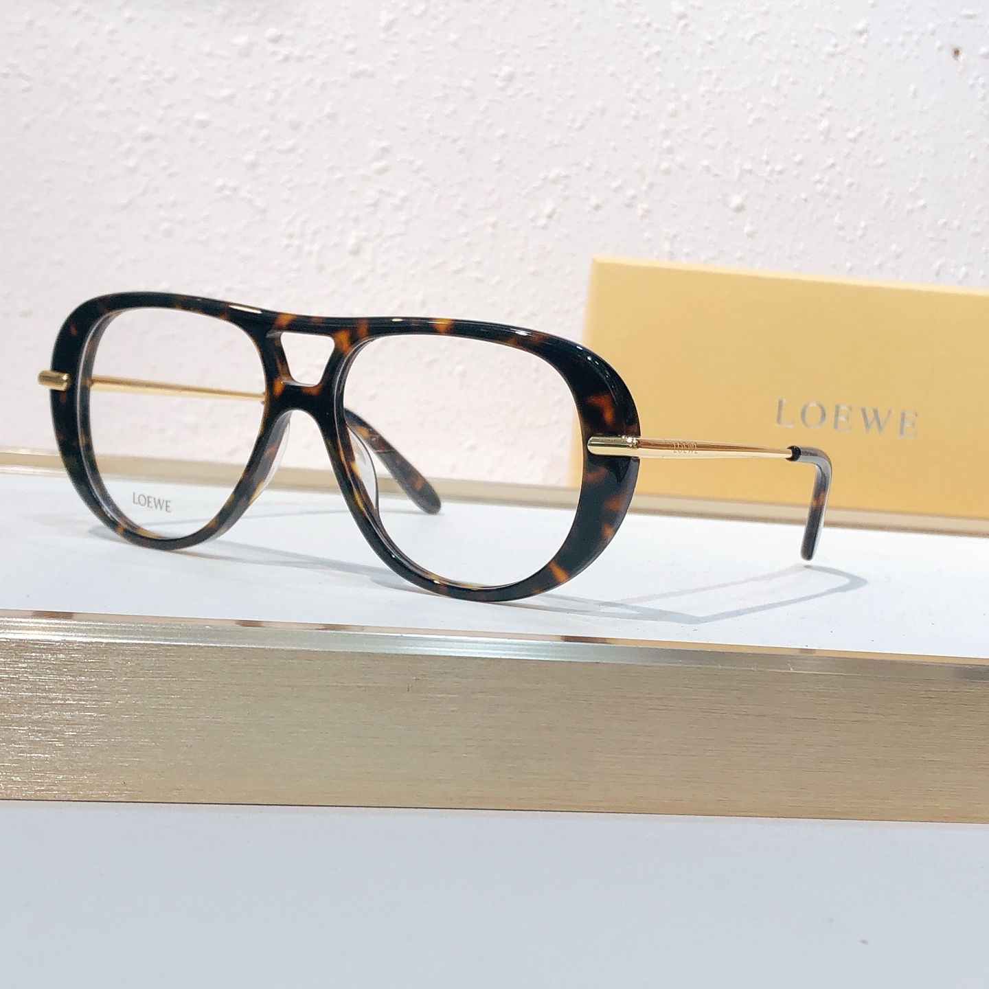 Очки Loewe с черепаховой оправой