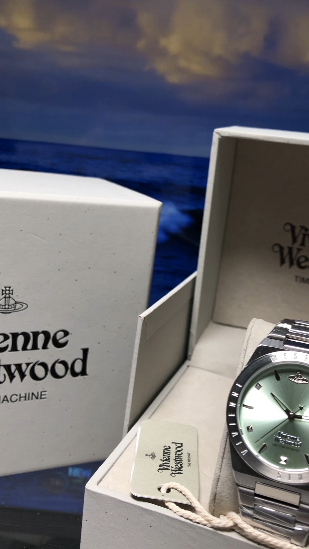 “Vivienne Westwood Queen’s Watch: Mint Green, Solar-Rayed, Life-Proof Water, 37MM Diameter” - 图片 1
