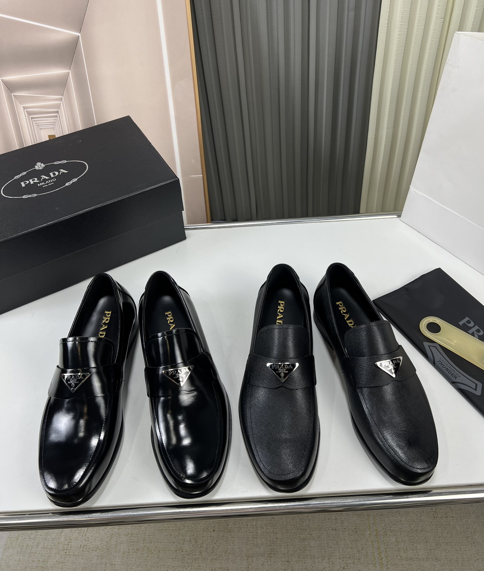 Fábrica PRADA. Los zapatos de cuero informales de negocios para hombre de Prada están hechos de cuero de marca original…