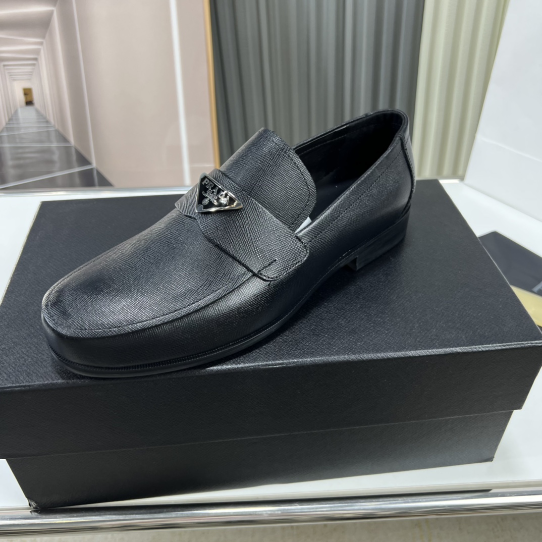 Fábrica PRADA. Los zapatos de cuero informales de negocios para hombre de Prada están hechos de cuero de marc…