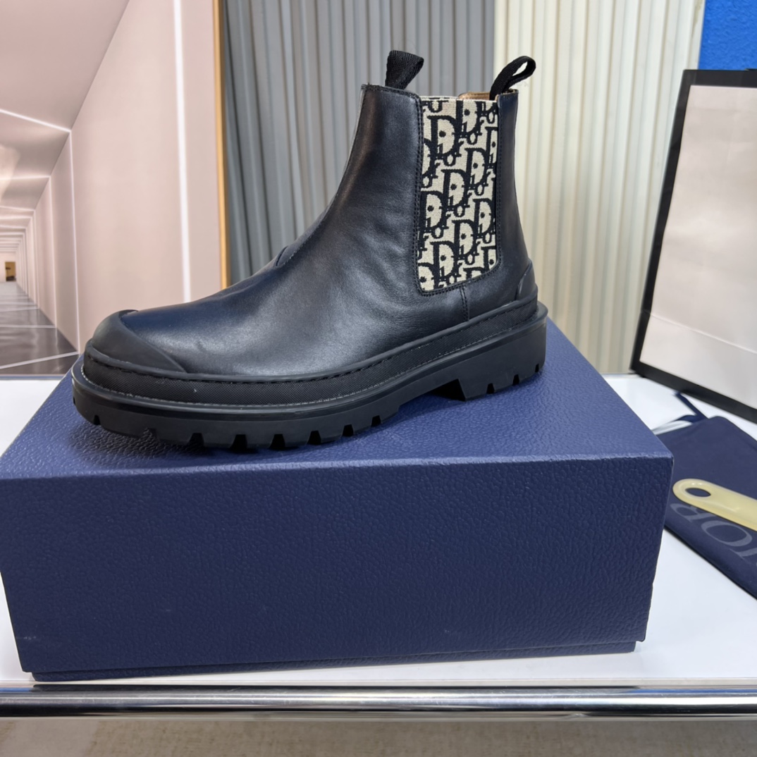 Fábrica 𝐃𝐈𝐎𝐑｜𝟐𝟎𝟐3/𝐒𝐒 𝐧𝐞𝐰 Las últimas botas cortas de Dior para la gran oferta de otoño e invierno…
