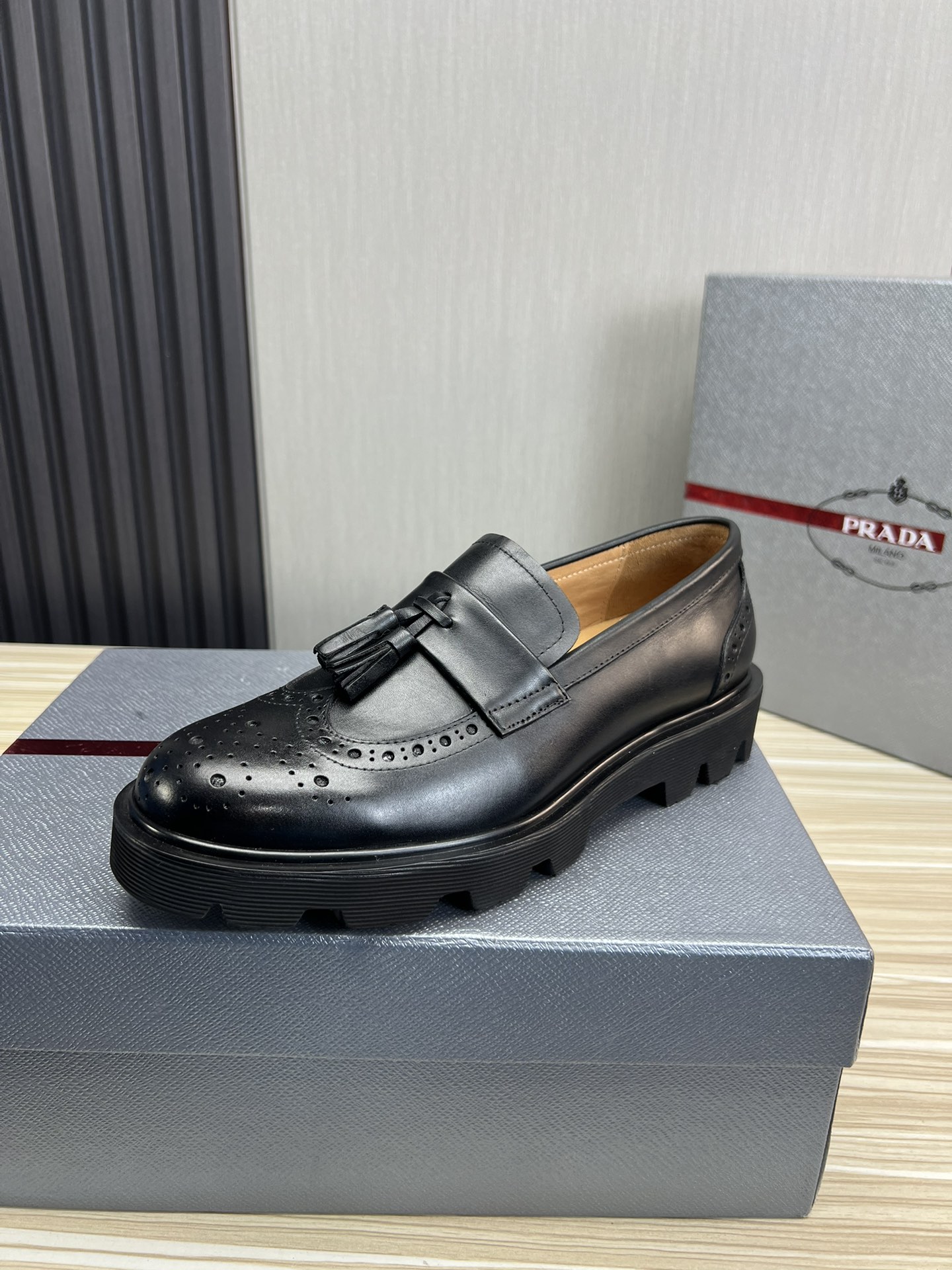 Fábrica PRADA. Los zapatos de cuero informales de negocios para hombre de Prada están hechos de cuero de marca original…