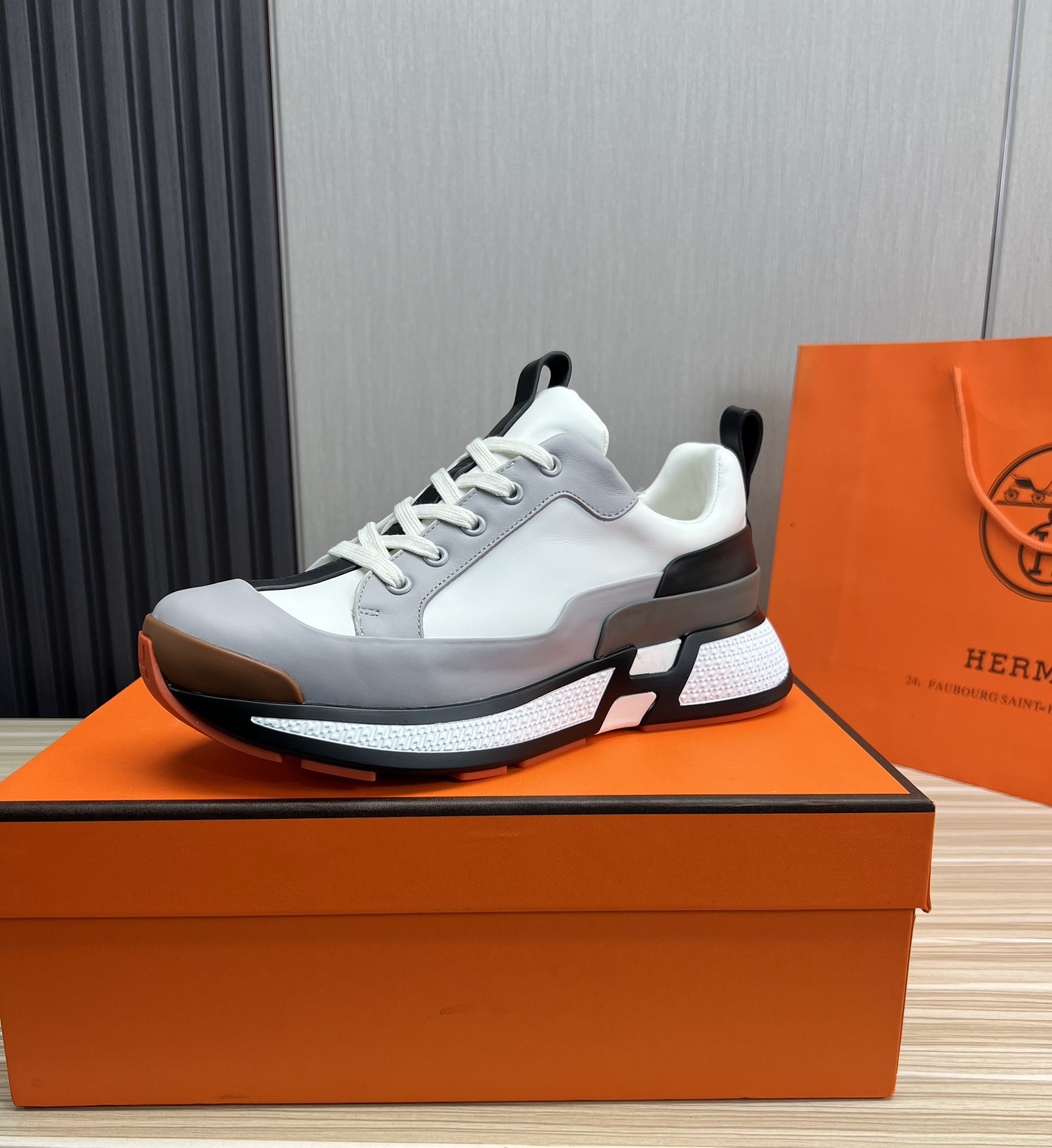 NO:278982,Hermes Parfums—High-end boutique Size38-45 (45 custom made without return) Hermes. Casual sports shoes, new products on the official website, new upgrades, imported original fly weaving materials, original raw materials, pure calfskin design, another full-scale comfort work, fashionable and casual, full-packaged cowhide tiptoe. Original 1:1,, hermes, hermes, sneakers, cowhide19860909Hermes Parfums—高端精品 Size38-45（45订做不退换） 爱马仕.休闲运动鞋,官网同步新品,全新升级,进口原厂飞织材质,原厂原材料猛货,内里纯小牛皮设计,上脚舒适度又一满分之作,时尚休闲,全套包装牛皮踮脚.原版1:1,,hermes,hermes,sneakers,cowhide,Men's shoes