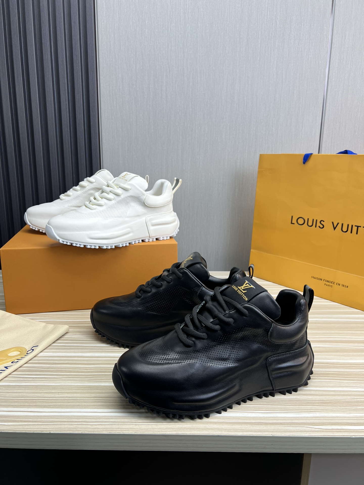 Louis Vuitton Shoes Sneakers Cowhide Genuine Leather Rubber Fashion