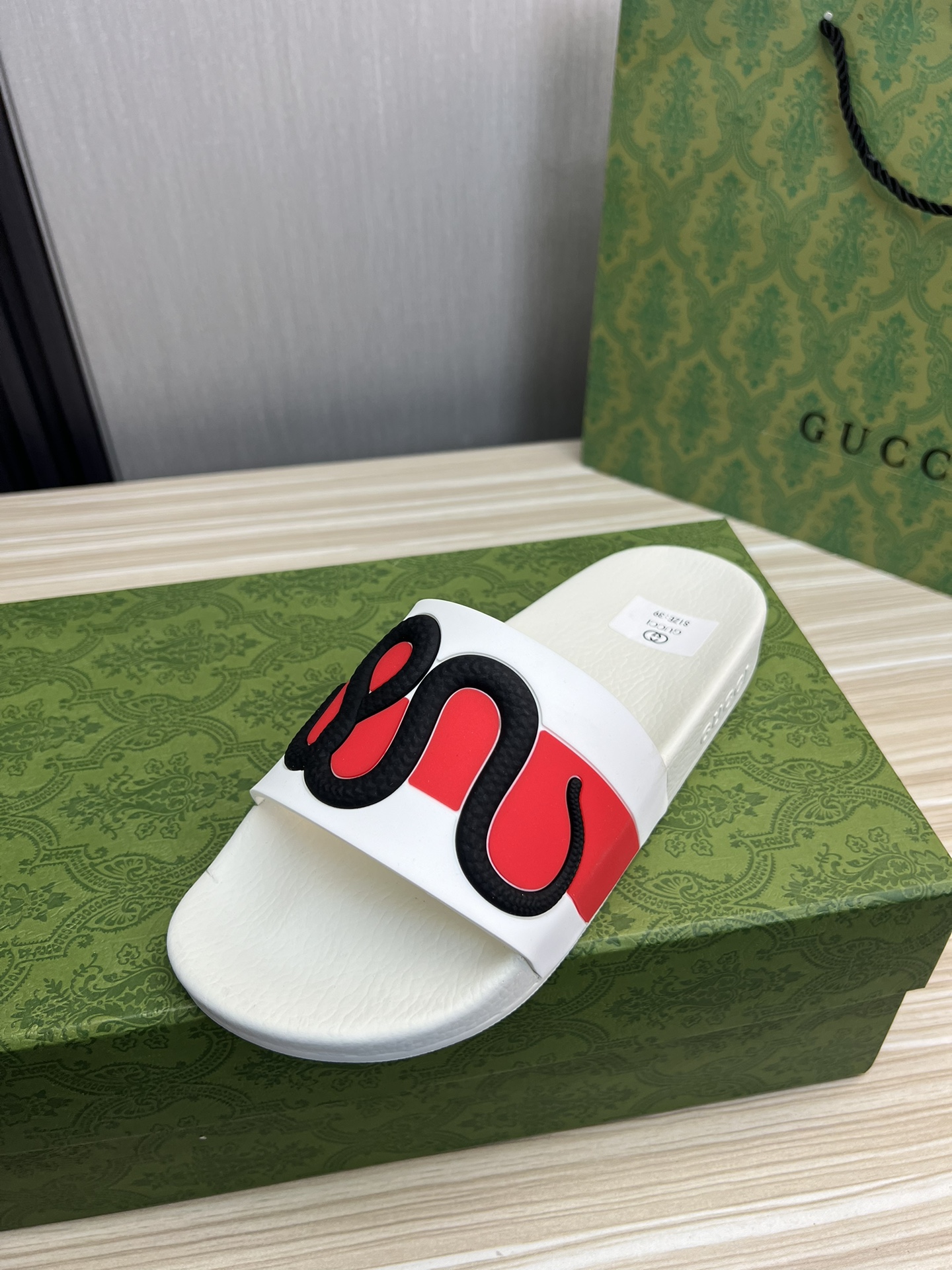 NO:351202,Guqi official website 1:1 couple's popular slippers are sold. Original original material is available all year round. SIZE 36-46 (45.46 no return or exchange), slippers19860909古奇官网1:1情侣爆款拖鞋热卖 常年有货原版原材质 SIZE 36-46（45.46不退换）,,slippers,Men's shoes