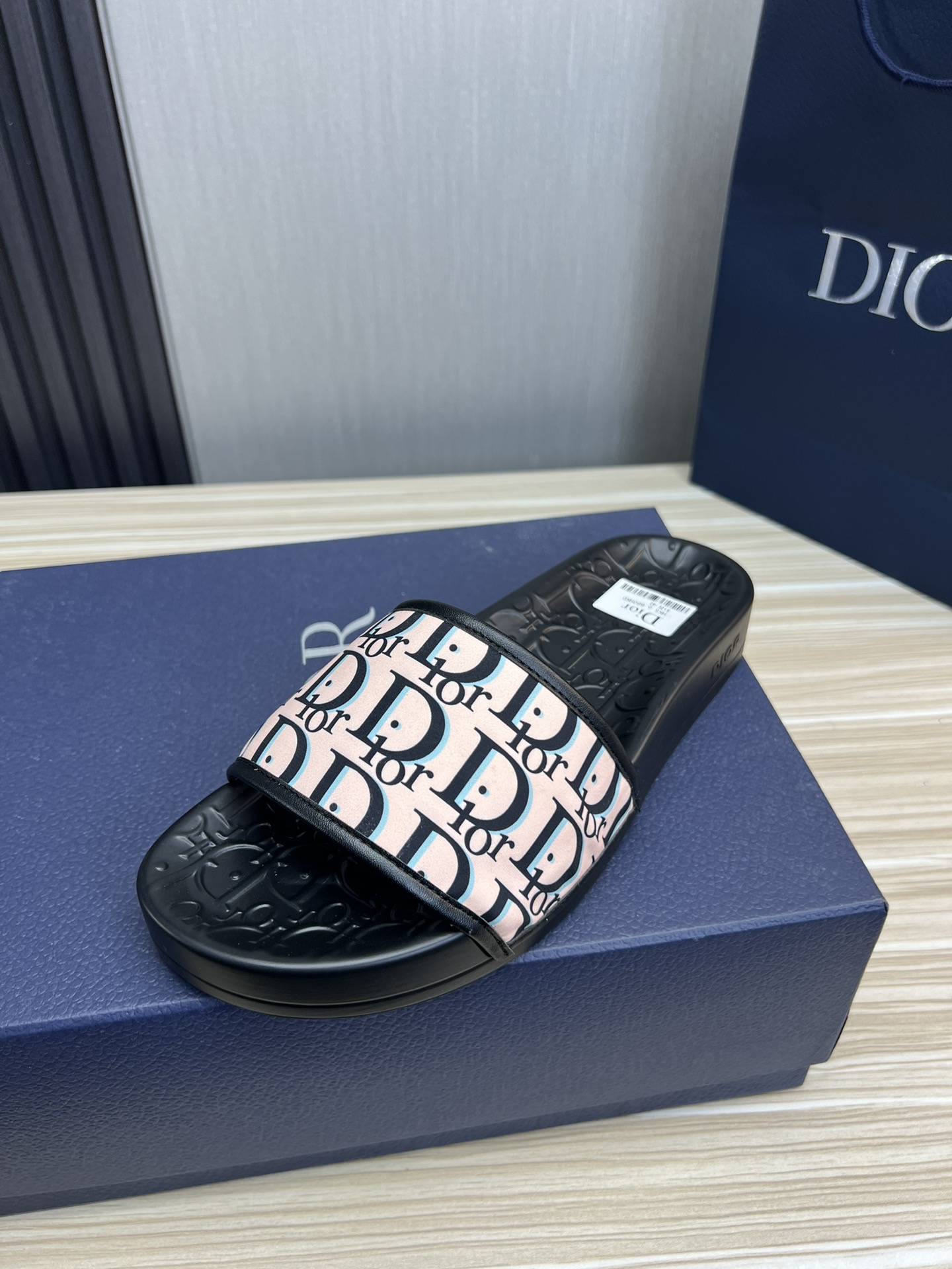 NO:345221,Dior. Official website 1:1 couples' popular slippers are sold. Original original material is available all year round. SIZE 36-46 (45.46 no return or exchange), dior, slippers19860909迪奥.官网1:1情侣爆款拖鞋热卖 常年有货原版原材质 SIZE 36-46（45.46不退换）,,dior,slippers,Men's shoes