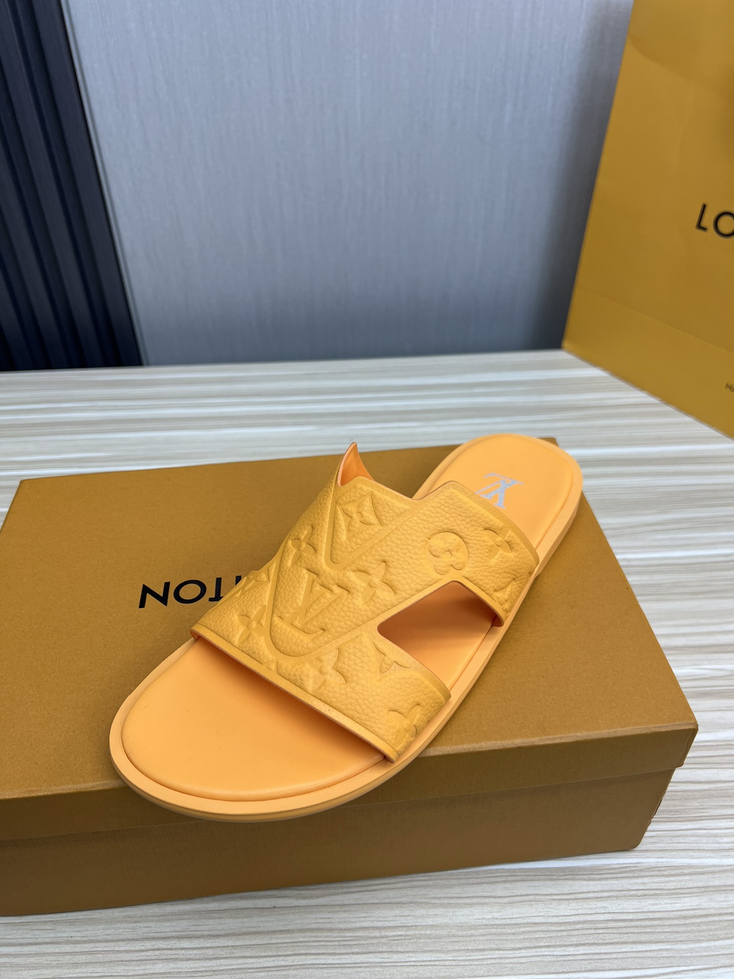 NO:272304,Lv men's slippers, made on the official website one-to-one size 38-45 size 45 46 customized!  ,louis vuitton,slippers19860909Lv男拖鞋,官网一比一制作 38-45码 45 46 订做！,,louis vuitton,slippers,Men's shoes