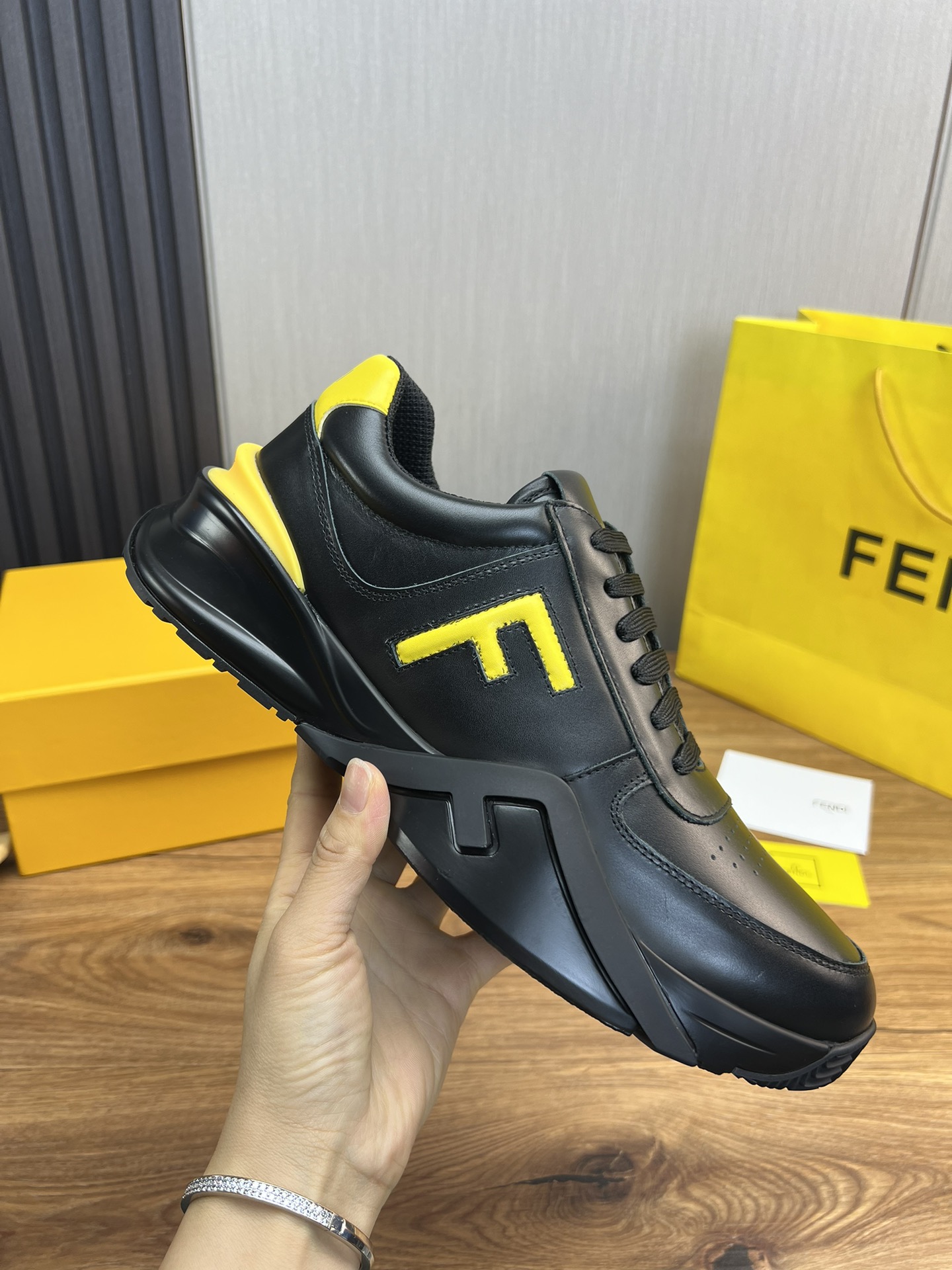 Factory precio 290Fendi [Fendi] explosión enumerados moda casual zapatos de los hombres que utilizan