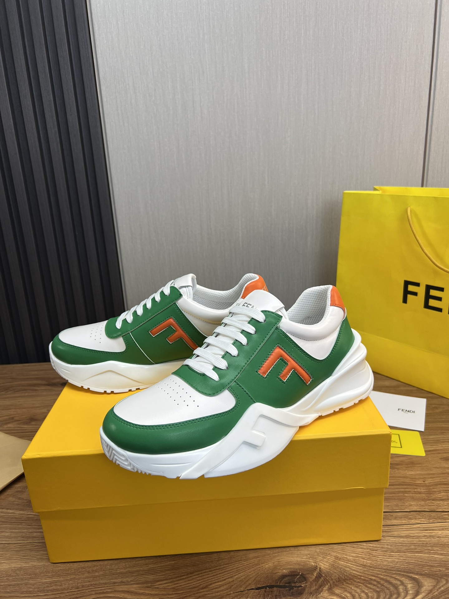 Factory precio 290Fendi [Fendi] explosión enumerados moda casual zapatos de los hombres que utilizan