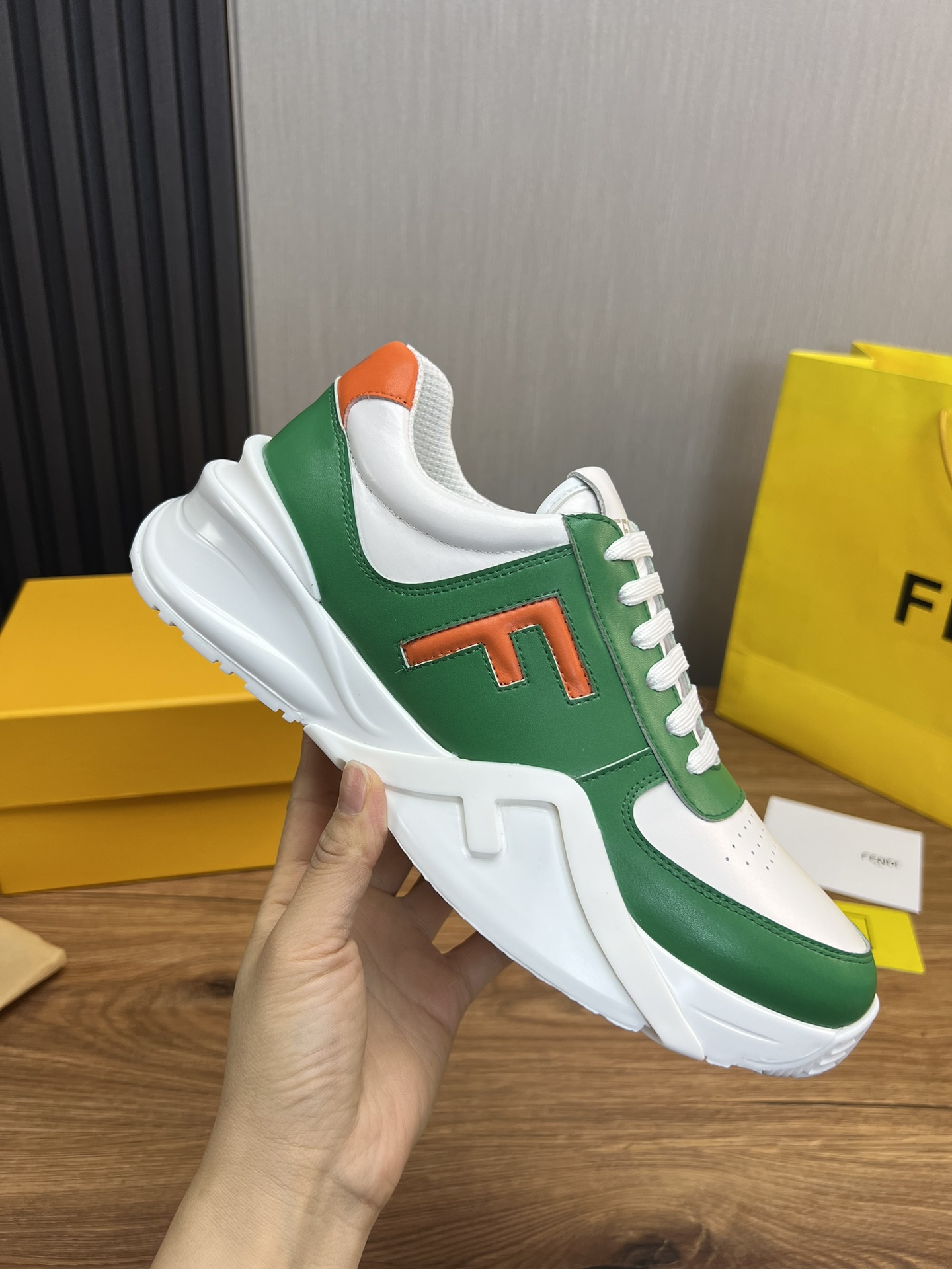 Factory precio 290Fendi [Fendi] explosión enumerados moda casual zapatos de los hombres que utilizan