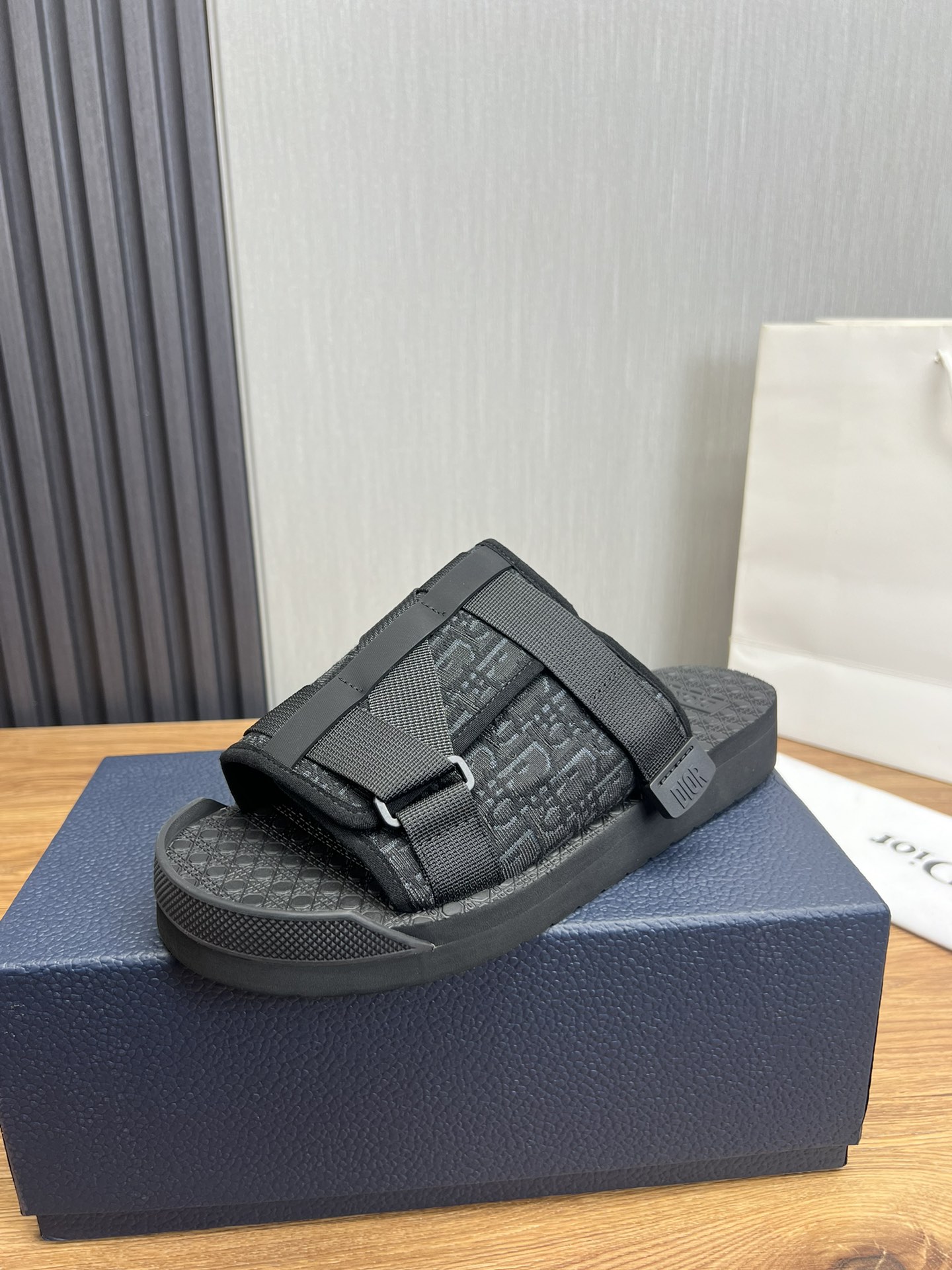 NO:271532,Dior. Men's counters simultaneously sell sandals imported brand prints/selected high-quality calfskins, highlighting high-end and noble, exquisite workmanship, original soles are specially supplied with original soles, physical hot-selling regular sizes 38-45,,dior,dior,slippers,cowhide19860909Dior迪奥.男士专柜同步发售凉拖鞋进口品牌印花/精选优质小牛皮,凸显高端贵气,做工考究,鞋底原厂特供原版底,实体爆款热卖正码38-45,,dior,dior,slippers,cowhide,Men's shoes