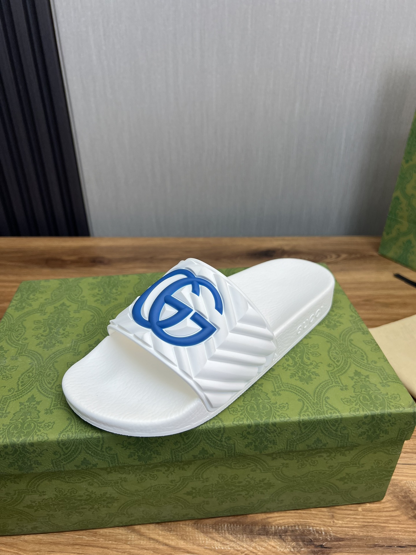 NO:351190,Guqi~G Home High-end Summer Couple Slippers Upper material top layer cowhide imprinted brand logo, private molded outsole, perfect details, showing the style of a big brand, casual, loose and comfortable, high-quality boutique, must-go in summer!  Size male 38-47 female 35-41,,slippers,cowhide19860909古奇～G 家高端夏季情侣拖鞋 鞋面材质头层牛皮压印品牌logo,私模大底,细节完美,尽显大牌风范,休闲宽松舒适型,高品质精品,夏季必入哦！ Size男38-47 女35－41,,slippers,cowhide,Men's shoes