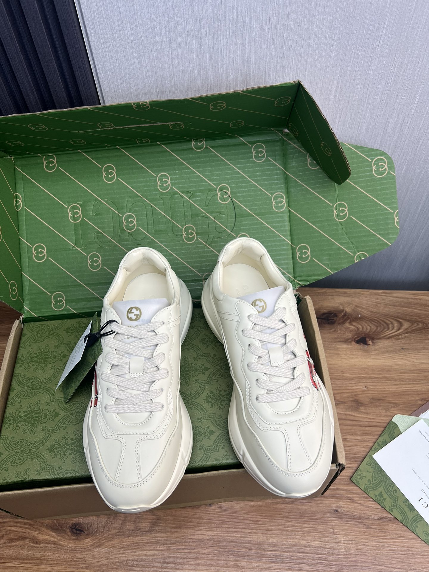 Gucci Chunky Sneakers Off-White Leather Classic Couple Design 3 i1719599931 6055 1