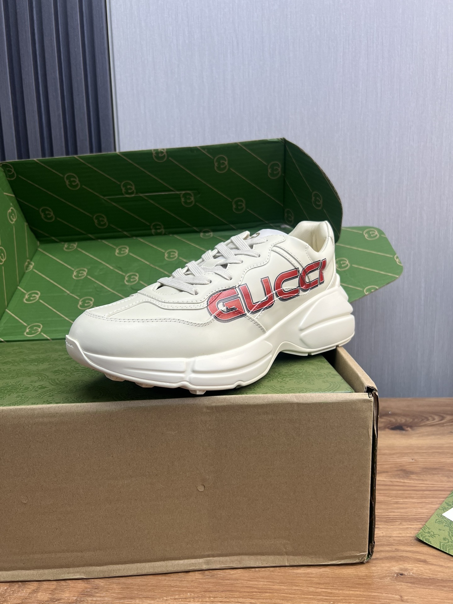 Gucci Chunky Sneakers Off-White Leather Classic Couple Design 2 i1719599932 9645 9