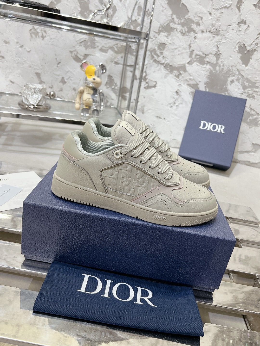 NO:274202,Factory Dior B27 series Couple style Denim Presbyterian Stone Pattern Casual Sports Shoes Board Shoes Original Purchase and Development Make Production This B27 low-top sneakers are a new product in this series, continuing the classic Dior style. They are carefully crafted in white and gray smooth cowhide leather, with white Oblique Galaxy printed leather inserts on the sides. The lace eyelets in the 