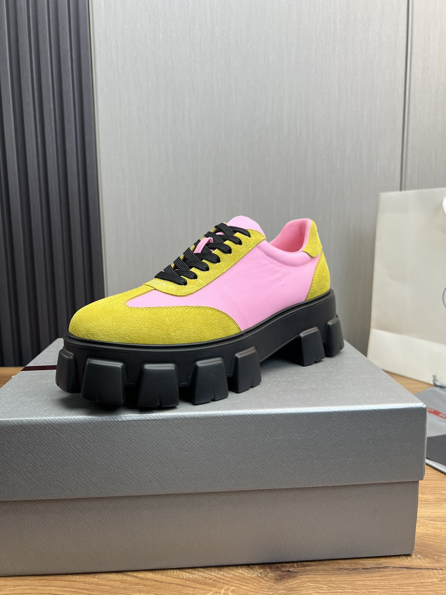 NO:270271,【PRAD* Prada】Common men's shoes, 1:1 made on the official website, imported matte cowhide fabric splicing, cowhide inner lining Original special original anti-slip thick sole, 38-45 (45 custom made without return or exchange), prada, prada, cowhide19860909【PRAD*普拉达】专柜爆款男鞋,官网1:1制作,进口磨砂牛皮面料拼接,牛皮内里 原厂特供原版防滑厚底,38-45（45订做不退换）,,prada,prada,cowhide,Men's shoes