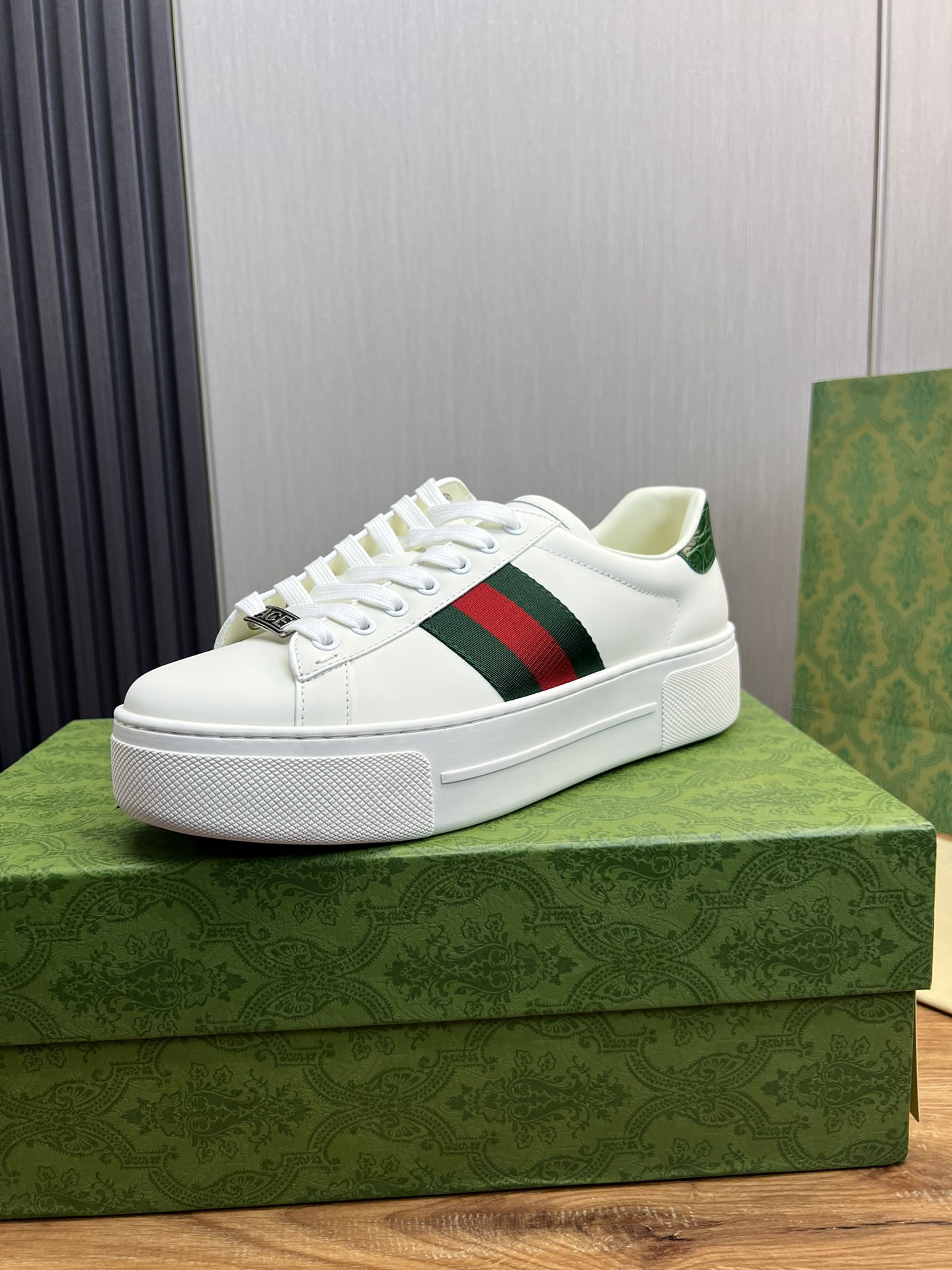 NO:350714,GUCCI Guqi. Classic hot white shoes are sold all year round. Standard size women's size 35-40 men's size 38-44 (female 40 men's size 45 can be customized) The same style on the official website. Original single quality Material original leather Original cowhide inner original cowhide latex insole Original outsole Style category Couple casual sneakers Lace-up white shoes series Young and fashionable Random matching Comfortable feet!  ,,sneakers,cowhide19860909ＧＵＣＣＩ古奇.经典爆款小白鞋常年热卖 标准码女码35-40男码38-44（女40 男45可定做） 等级官网同款 原单品质 材料原版皮 原版牛皮内里 原版牛皮乳胶鞋垫 原版大底 款式类别情侣休闲运动鞋 系带款小白鞋系列 年轻时尚 随意搭配 脚感舒适！,,sneakers,cowhide,Men's shoes